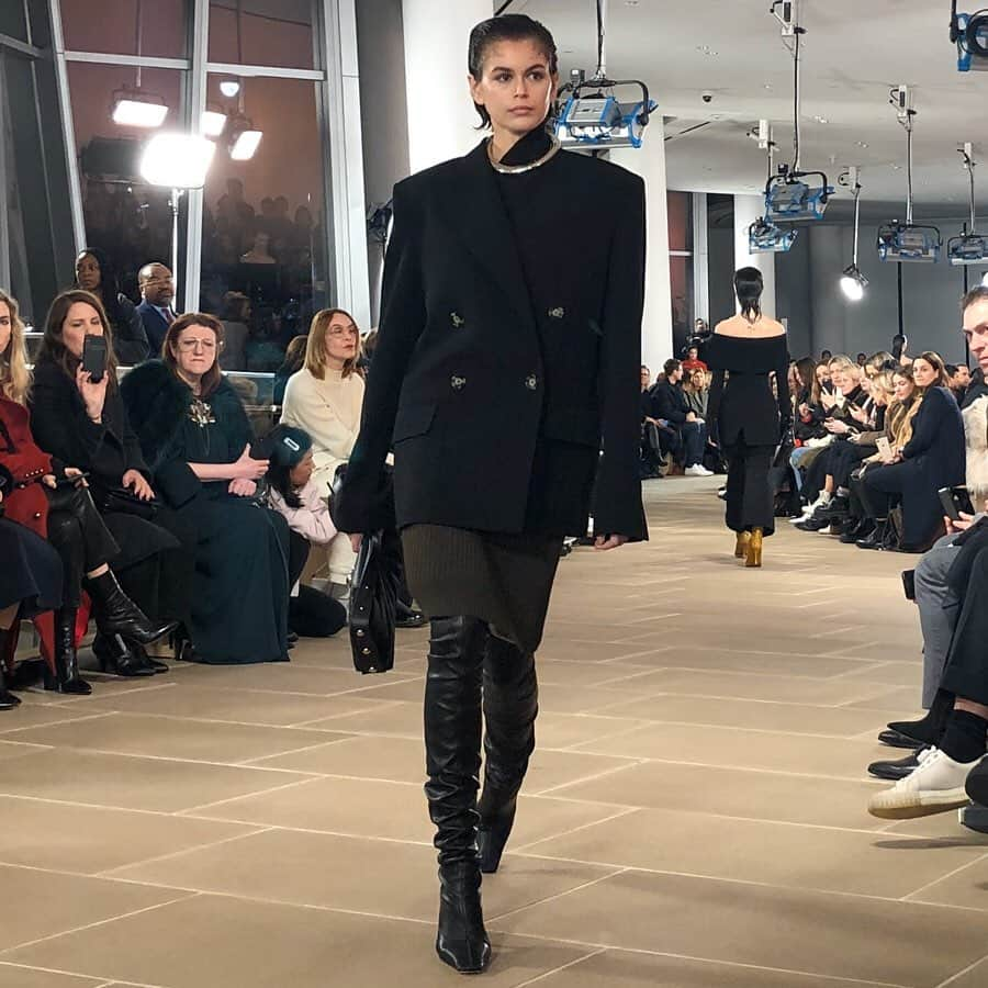 Taki Tanakaさんのインスタグラム写真 - (Taki TanakaInstagram)「Beautiful @kaiagerber  #proenzaschouler #NYFW #NFW 肩を抜いたLOOKが大好きな私にはたまらないコレクションでしたw♡ #大好物がいっぱい #kaiagerber  @proenzaschouler  #プロエンザスクーラー  @iza_official #izastagram」2月12日 0時59分 - tanakataki