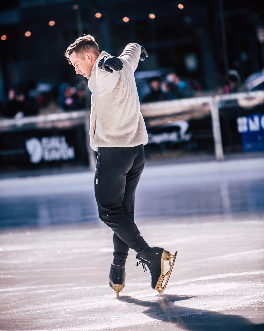 アダム・リッポンさんのインスタグラム写真 - (アダム・リッポンInstagram)「Snowport Winter Village in Boston Seaport, thanks! You are so cute and lovely. @seaportbos #snowport #seaportbos」2月12日 1時06分 - adaripp