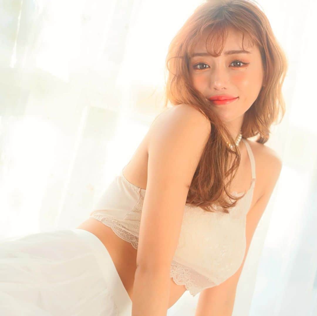 明日花キララのインスタグラム：「‪2/12発売のキャミタイプのインナーウェア🤎🖤🤍 . ‪ベージュ黒白のこれから絶対使えるカラーリングで‬﻿﻿ ‪お洋服やルームウェアに合わせてのご使用にとってもおすすめなitem♡﻿🌸👒 ﻿﻿. ちなみに…ベアトップタイプも発売しますので、ストラップレスをご希望の方にはベアトップもおすすめです♡‬﻿﻿ こちらのタイプのみサイズ展開ございます。 ﻿﻿. それではまた明日🐏💭 おやすみなさい🥱🥱🥱🌙 . @whip_bunny」