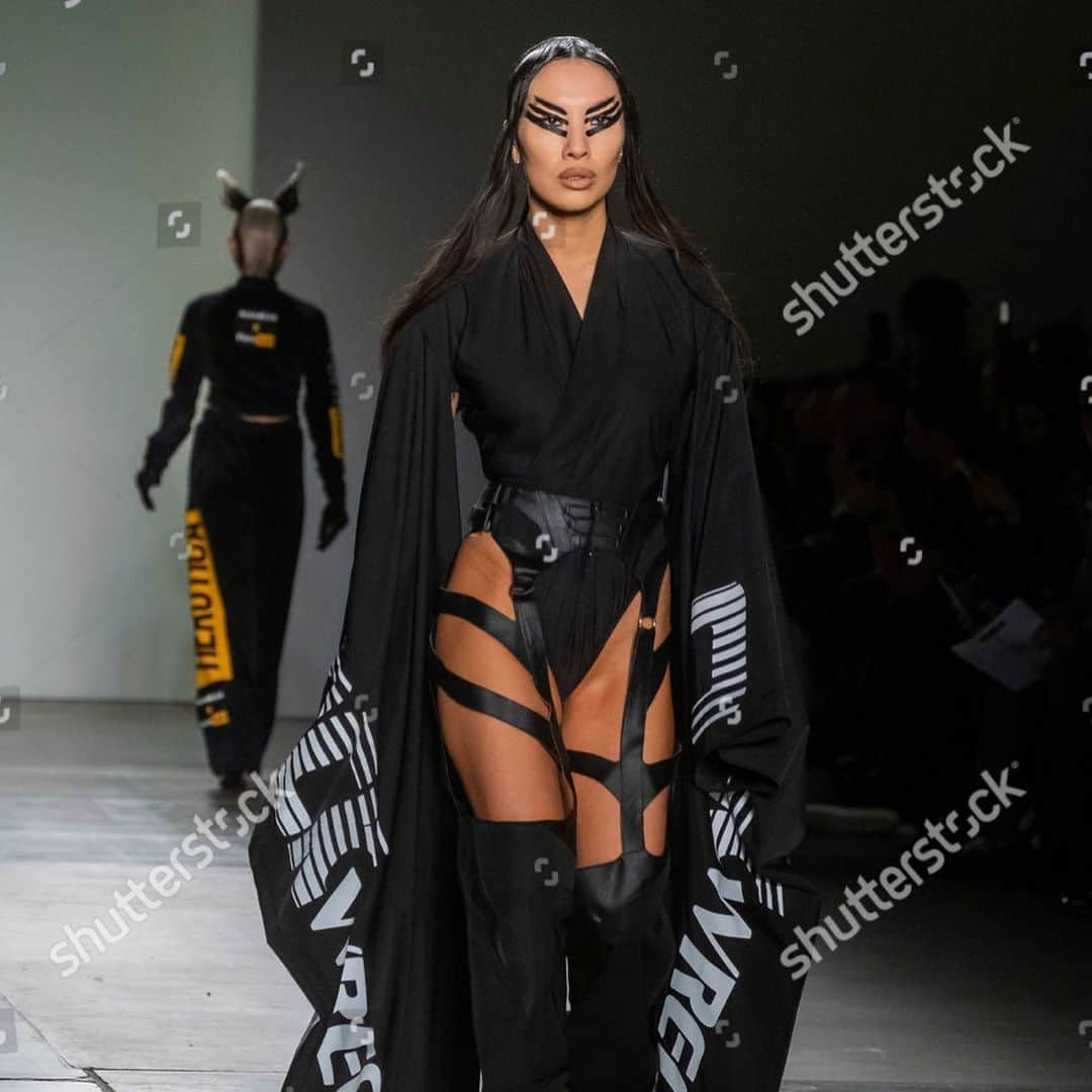 アサ・アキラさんのインスタグラム写真 - (アサ・アキラInstagram)「Thank you so much @namilia & @kellycutrone for having me represent @pornhub in your NYFW 2020 show!!! Hair: @charlielemindu Makeup: @kabukinyc」2月12日 1時59分 - asahole