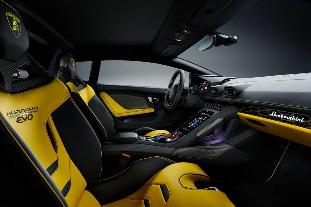 ランボルギーニのインスタグラム：「Huracán EVO RWD connects the exclusivity of a Lamborghini with the emotions of its driver. Its 8.4-inch human-machine interface combined with excellent Italian craftsmanship results in the luxurious experience that’s unique to Lamborghini’s Super Sports Cars.  #Lamborghini #HuracanEVORWD #RewindToRWD」
