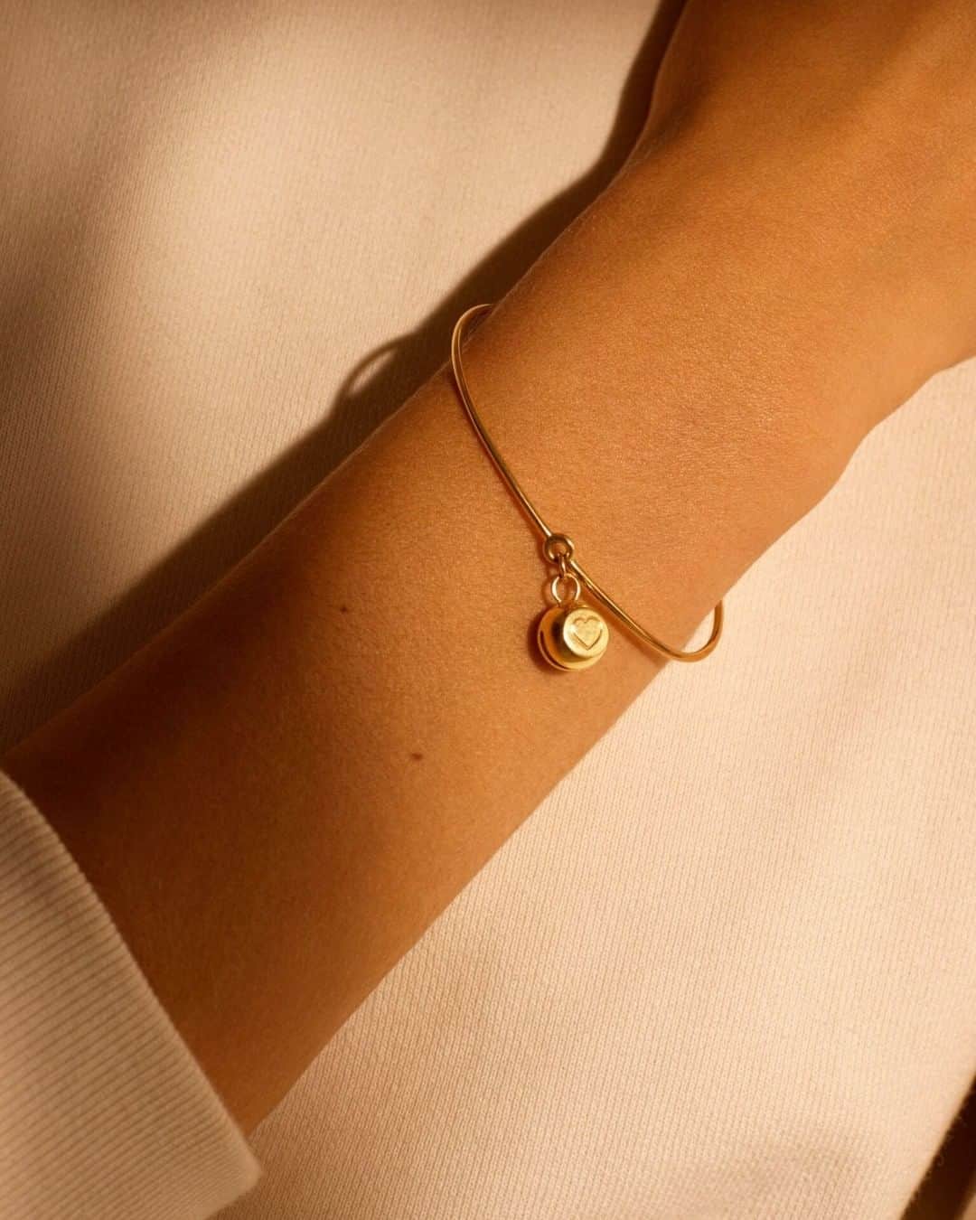 オーレリービダマンのインスタグラム：「Heart as a gift 💛 #grelot #aureliebidermann」
