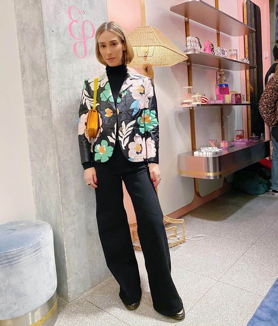 のインスタグラム：「I always bring the flower 😉@edie_parker @edieparkerflower」