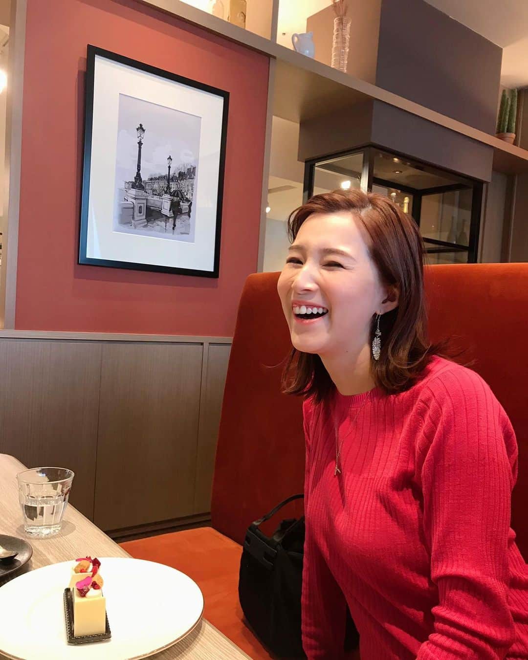 彩星りおんのインスタグラム：「I can be myself with you, mom!﻿ 母が撮った写真。しわくちゃだけどなんかお気に入り👍﻿ ﻿ #momanddaughter ﻿ #teatime  #母娘 #娘がお昼寝してる間に☕️」