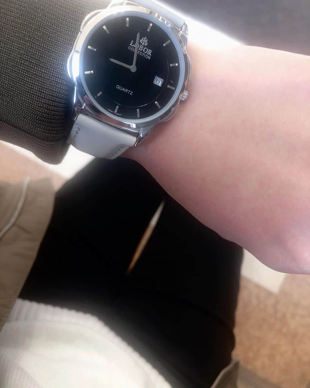 森實りこさんのインスタグラム写真 - (森實りこInstagram)「:﻿ ﻿ ﻿ #newwatch﻿ ﻿ ﻿ 文字盤ブラック。﻿ 時計に合わせて服装もモノトーンにしてみました⌚️﻿ 主張しない時計も欲しくなって。﻿ ﻿ 大好き#lobor の時計です♡﻿ (もう5つめくらい)﻿ ﻿ #ロバー﻿ #loborjapan ﻿  @loborjapan ←時計好き仲間さんはぜひ見に行ってみてください☻」2月12日 11時33分 - ricozane