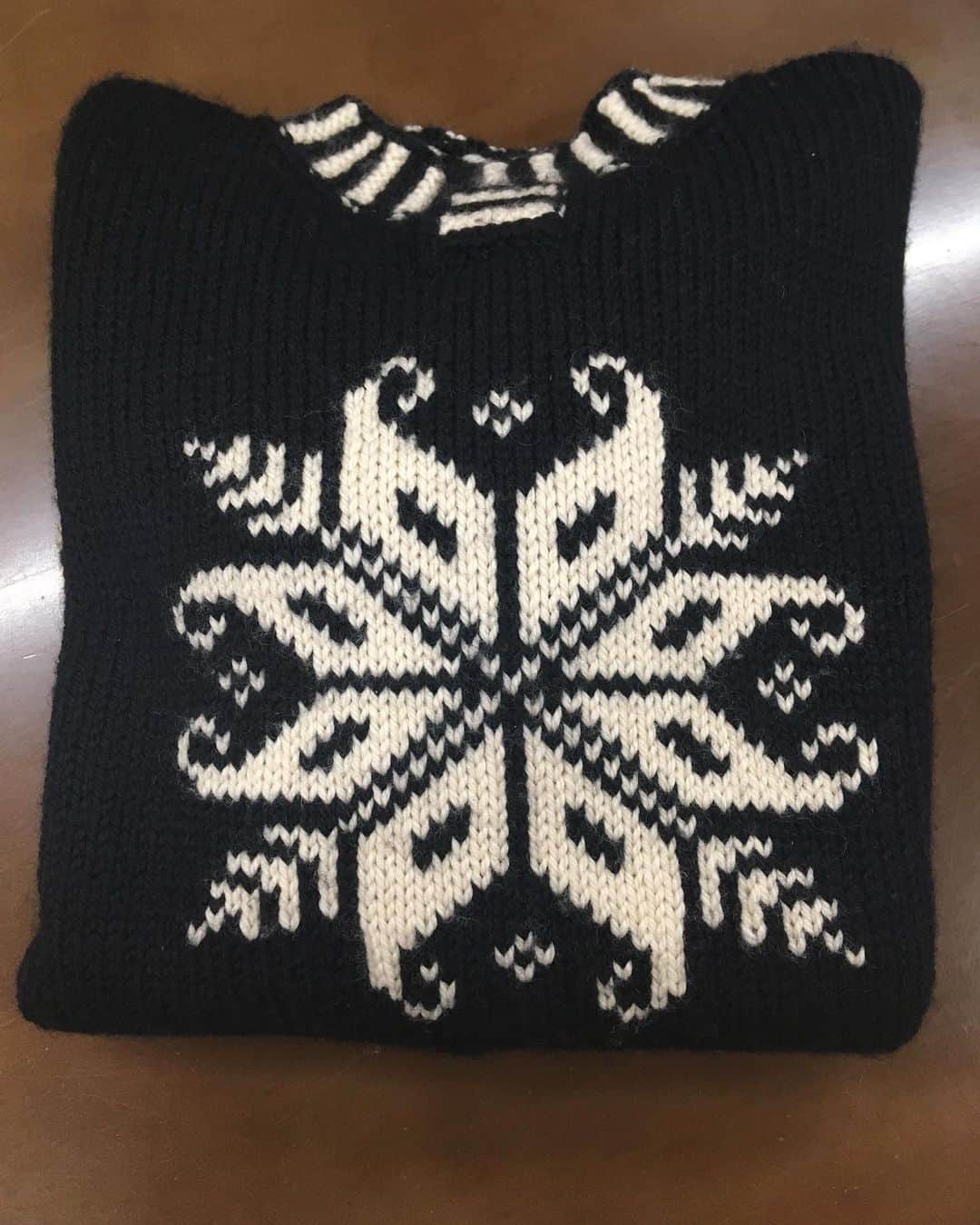 LINAさんのインスタグラム写真 - (LINAInstagram)「中居くん決めて！で ちらっと放送された 手編みのセーター。 懐かしくもあり苦い過去、笑 またやってみようかな 編み込み模様！ #MAX#LINA #knit #knitting #winter#sweater #clystalofsnow #snow」2月12日 11時38分 - xxlina_now