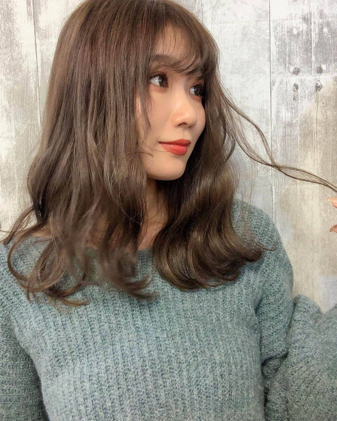 水越愛華さんのインスタグラム写真 - (水越愛華Instagram)「地毛の長さに合わせて セミロングに したのですが、、、 (これにもエクステ40本付いてます)  #ankhcross #ロアエクステジョーカー  @masarusaito0」2月12日 11時50分 - iamemika21