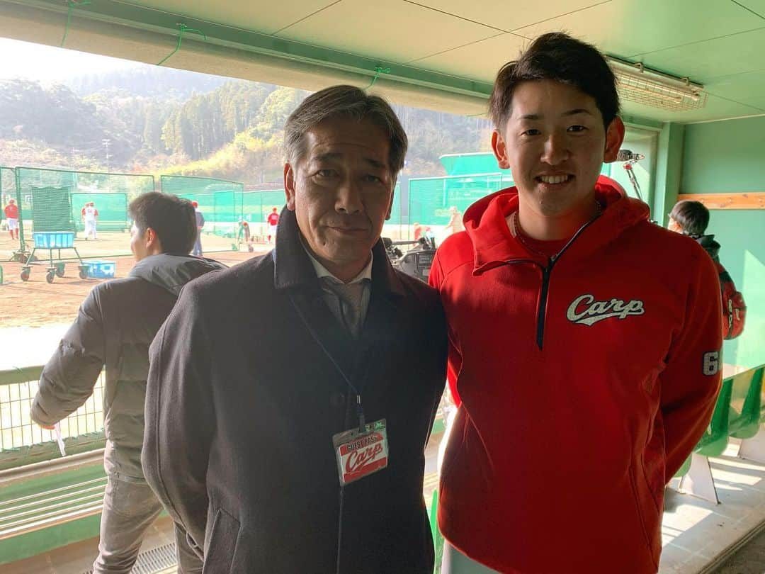 遠藤淳志のインスタグラム：「・ 高校時代の監督が宮崎まで来てくれました！ 高校の時は怖くて近づけなかったけど、今となってはなんでも話せる優しい監督！ これからも恩返ししてビックリするくらい活躍します！💪 沖縄二次キャンプ頑張ります！」