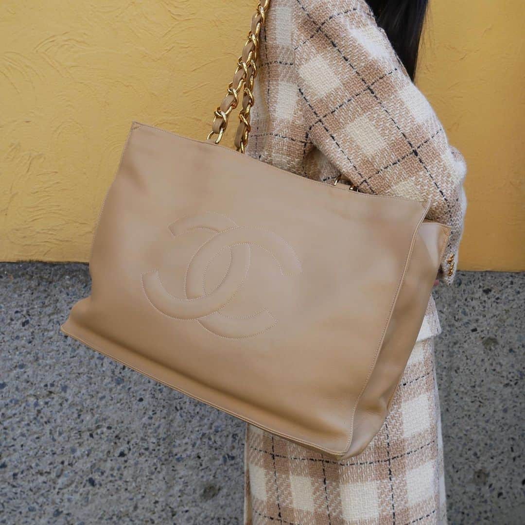 Vintage Brand Boutique AMOREさんのインスタグラム写真 - (Vintage Brand Boutique AMOREInstagram)「Vintage Chanel lamb skin tote bag.▶︎Free Shipping Worldwide✈️ ≫≫≫ DM for more information 📩 info@amorevintagetokyo.com #AMOREvintage #AMORETOKYO #tokyo #Omotesando #Aoyama #harajuku #vintage #vintageshop #ヴィンテージ #ヴィンテージショップ #アモーレ #アモーレトーキョー #表参道 #青山 #原宿#東京 #chanel #chanelvintage #vintagechanel #ヴィンテージ #シャネル #ヴィンテージシャネル」2月12日 12時07分 - amore_tokyo