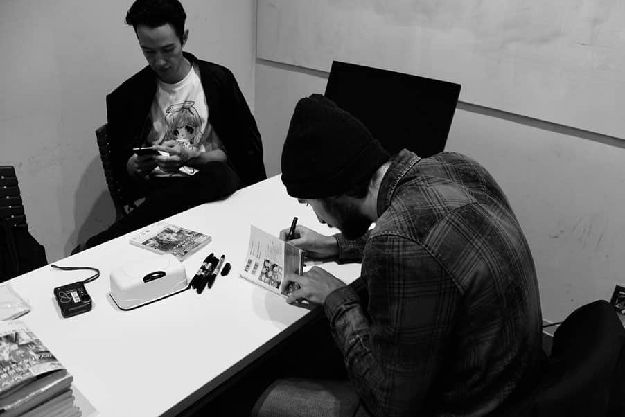 ペッペさんのインスタグラム写真 - (ペッペInstagram)「Signing copies of @sonomingo for the first time. December 2019 Ph @gybphotography  Pr @teddyrobz」2月12日 12時07分 - peppedesu