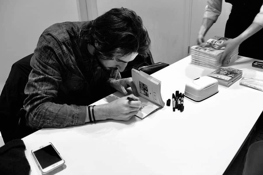 ペッペのインスタグラム：「Signing copies of @sonomingo for the first time. December 2019 Ph @gybphotography  Pr @teddyrobz」