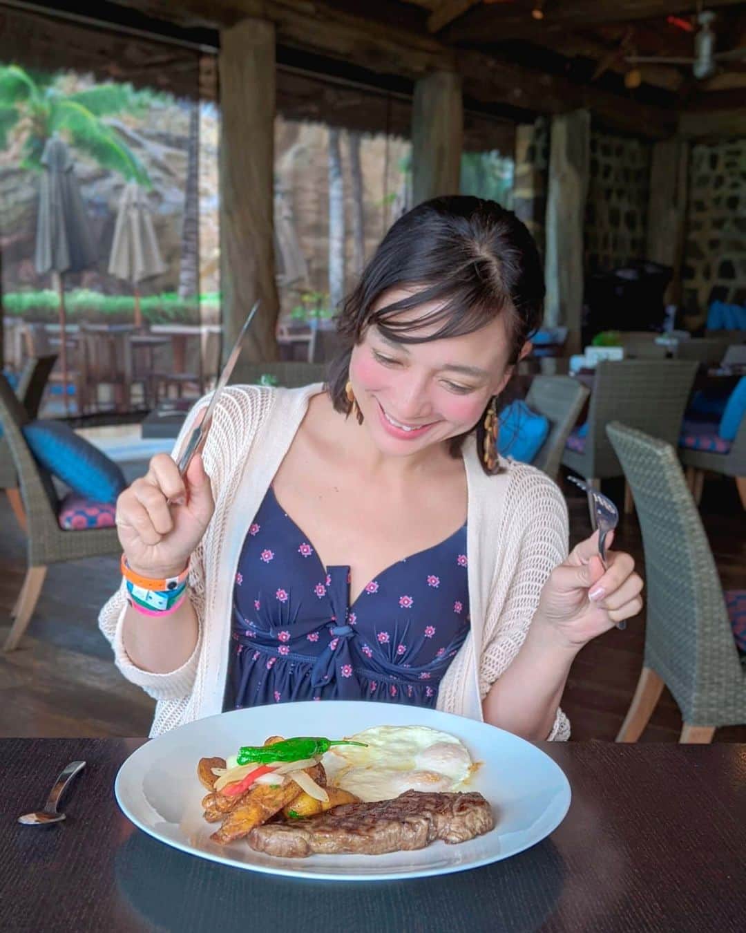 のインスタグラム：「ステーキー！！﻿ ﻿ ランチでもディナーでもなく、まさかのブレックファーストです✨﻿ ﻿ 朝食メニューにステーキがあるとは、さすがすぎます！🇺🇸♥﻿ アウラニ・ディズニー・リゾート＆スパ ﻿ ホテル内のレストラン、#AMAAMA　にて。﻿ ﻿ ロコモコと悩みましたが、ロコモコは機内でも食べたので☺﻿ （どちらにしろ肉チョイス。）﻿ ﻿ ﻿ もちろん肉だけでなく、パンケーキやアサイーボール等のハワイらしいメニューもあるので、﻿ 仲間たちが頼んだメニューも載せておきます✨﻿ ﻿ ﻿ ﻿ ﻿ 海を眺めながら、最高に贅沢な朝食でした☺﻿ オレンジの船は#カタマラン﻿ ﻿ 乗ってみたいな✨SUPと悩んでSUPにしたので、またのお楽しみにします🌊✨﻿ ﻿ ﻿ ﻿ #アウラニディズニー#sponsored ﻿ #コオリナ#アロハストリート﻿ #ハワイ#AulaniResort#Aulani﻿ #hawai#リゾート#リゾートホテル#海好きな人と繋がりたい﻿ #旅したくなるフォト#旅行 #travelstagram #旅人 #lynn_trip #旅  #旅好きな人と繋がりたい﻿ #travelholics#旅スタグラム#海外旅行﻿ #ステーキ#肉食#肉食女子﻿ #ロコモコ#パンケーキ#アサイーボール」