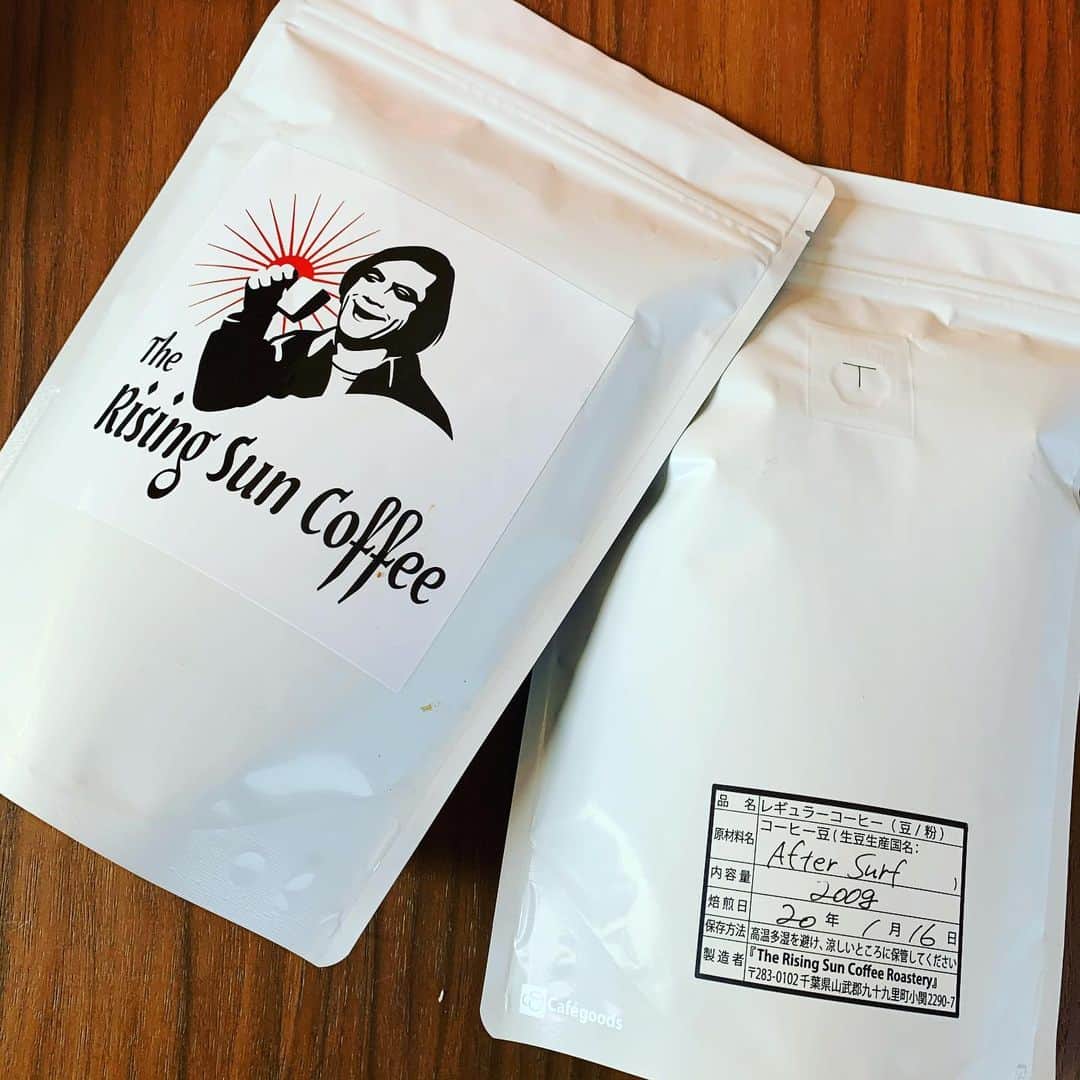 光永亮太さんのインスタグラム写真 - (光永亮太Instagram)「日頃からとてもお世話になっている方からの嬉しすぎるギフト。 お店に行きたいと思いながらもなかなか足を運べていなかった坂口憲二さんのロースター「The Rising Sun Coffee」のコーヒー豆。  挽くのが楽しみ♫  #therisingsuncoffee  #坂口憲二 さん #久しぶりにお会いしたい #九十九里 #コーヒー #珈琲 #authentic #aftersurf #サーフィン #ありがとうございます🙏  #今度お店にも遊びにいきたい」2月12日 12時05分 - mitsunagaryota