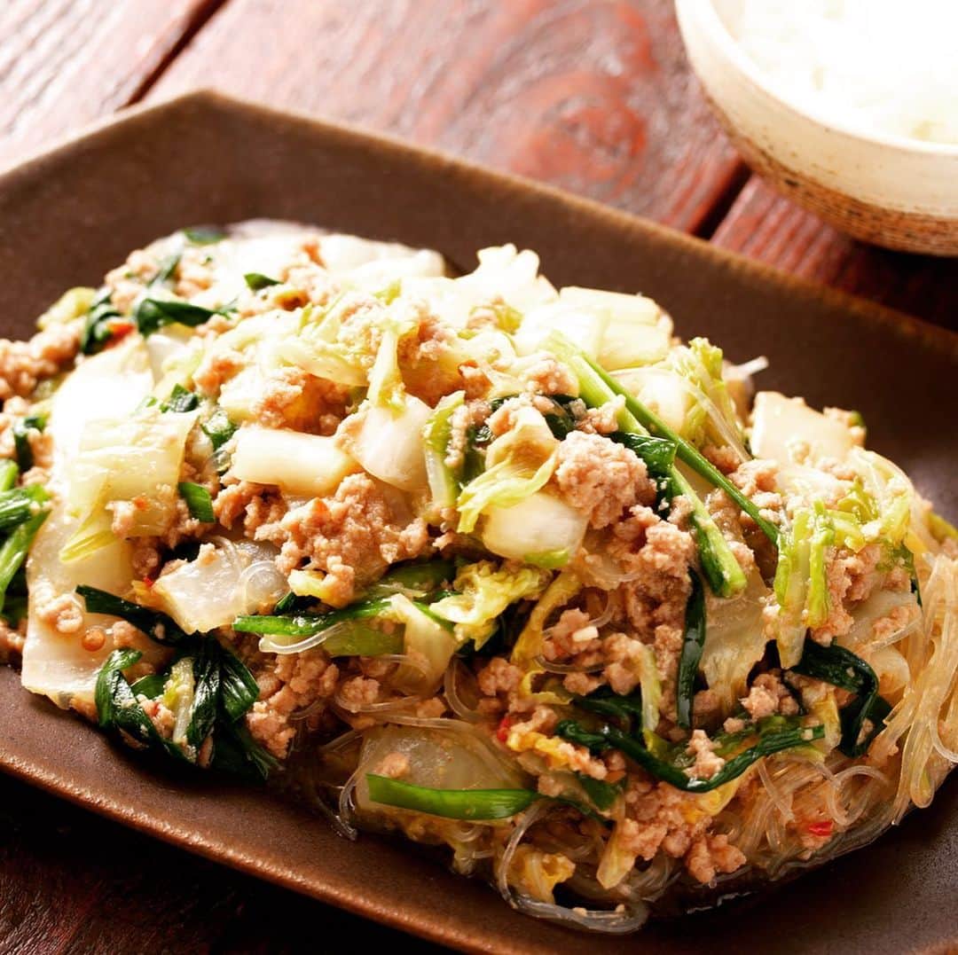 のインスタグラム：「春雨を乾燥のまま使う時短レシピ。 野菜たっぷり。ご飯にのせて丼にも。 【白菜消費】電子レンジに10分放置で「麻婆白菜春雨」が味しみしみにできていた【Yｕｕ】 https://www.hotpepper.jp/mesitsu/entry/yuuyuu/2020-00013  #mesitsu #メシ通 #グルメ #麻婆 #白菜 #春雨 #おうち中華 #電子レンジ #簡単 #レシピ #レシピブログ #福岡 #chinesecuisine #mapo #chinesecabbage #glassnoodles #microwave #gowellwithbeer #easy #delicious #recipe #recipeblog #japan #fukuoka #yuu」