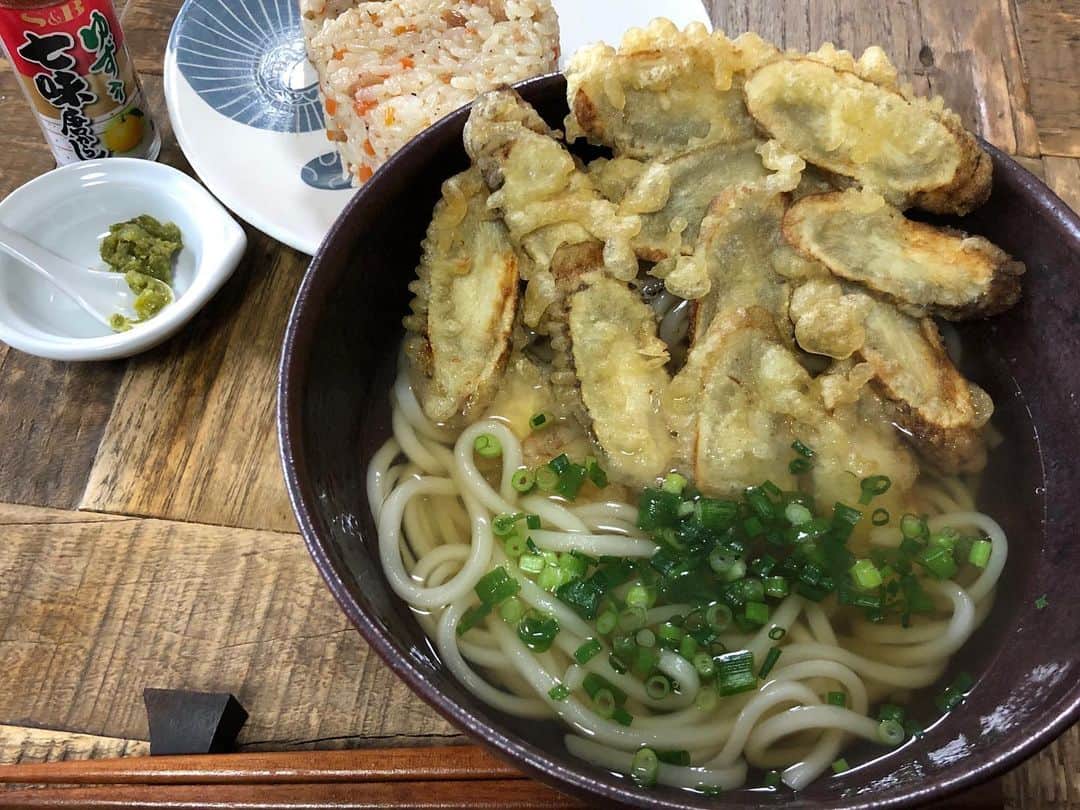 にぎりっ娘。のインスタグラム：「*レシピ追記しました* 今日のランチはゴボ天うどん。 茅乃舎だしと昆布だしたっぷりに、薄口醤油とみりんで味付けします。 【うどんのおだし】(1人分) 水…300ml 茅乃舎だし　1パック 粉末昆布だし　少々 うす口醤油　大1/2 みりん　小1 ※目分量です。味をみて調整してください。 ・ うどんといえば、かしわおにぎり。 私は鶏もも、人参、ゴボウを甘辛く味付けした混ぜごはんにしてます。 ・ #うどんマップ　みたら食べたくなるよね。笑 #ローカルネタ #ゴボ天うどん　#自家製　#うどん好き」