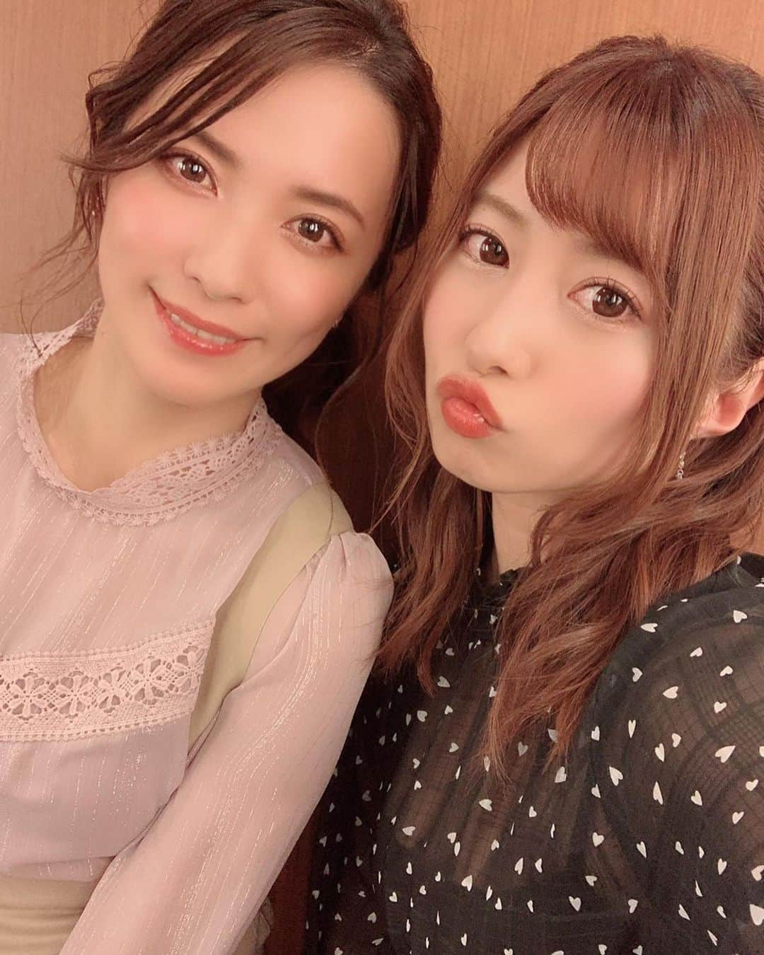 成瀬心美さんのインスタグラム写真 - (成瀬心美Instagram)「🍰 . . 昨日は れいちぇるのお仕事終わりに 六本木で待ち合わせして 改めて私から お誕生日のお祝いを させていただきました☺️ . . (ほら、この間のお祝いは イベントだし 皆とのお祝いって事だから☺️) . . 彼女の好きな食べ物の レストランを探して 廃盤になったー😭 って嘆いてたリップを探して 日々の悩みを改善して あげられるようなプレゼントを 探したり。 . . 大好きな人のお誕生日を 祝うのって 何事よりも夢中にもなれて 本当に幸せな事だなと 今回また実感できました。 . . 喜ぶ顔って嬉しいよね。 . . 昨日は花粉で目が腫れまくってて 新しいアイシャドウまで 使ってみたからなんだか 顔が別人ですが。笑 . 2人とも何だか目が赤いです。 . でも昨日は2人とも 泣いてないからね！笑 . . これにてお誕生日シリーズは おしまーい！ . . お付き合いありがとうございました！ . . さぁ気持ちはもう 今週末の東名阪ツアーです。 . . まずは名古屋と大阪！ . . ライブ自体久々だけど 大阪！ 特に名古屋は 2年ぶりかな？ . 次またいつ行けるか分からないから どうにか都合つけていただけたら 本当に嬉しいです…！ . . チケットはまだありますので！ . ツアーでは物販にも立つので ライブの感想とか 教えてね☺️ . . 2/15(土)　 会場: 名古屋CLUB ROCK'N'ROLL  https://eplus.jp/sf/detail/3162370001-P0030001 . 2/16(日)　 会場: 心斎橋Live House Pangea https://eplus.jp/sf/detail/3163430001-P0030001 . いずれの公演も 時間：open 11:30 / start 12:00 料金：adv 3,000 / door 3,500 . まだチケットも販売中！ よろしくお願い致します！ . . #birthday #birthdaypresent #birthdaygirl #birthdaydinner #present #live #band #tour #mezcolanza #メスコランサ #えらちょっちょ」2月12日 12時22分 - coco3ndazo