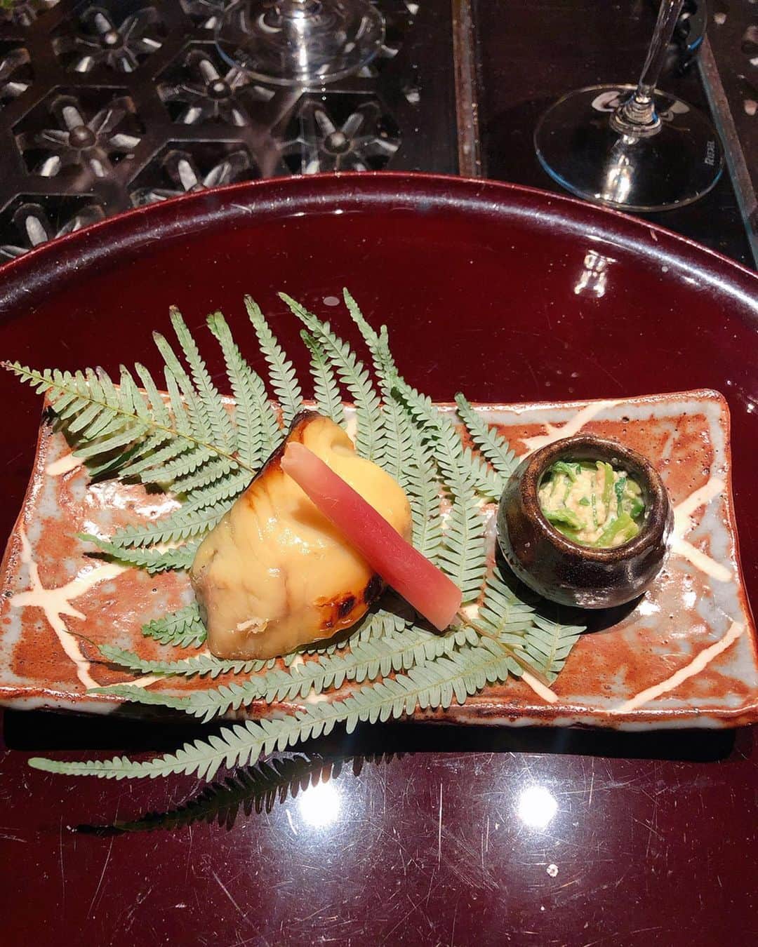 蜂矢有紀さんのインスタグラム写真 - (蜂矢有紀Instagram)「👨‍👩‍👧♨️🐚🥩 ・ お部屋で気兼ねなく美味しい お食事も堪能しました🥺🙏💖 ・ はぁ🥺また温泉行きたい🥺← 温泉に入りながらも♨️娘の マシンガントークは炸裂 しすぎて🗣w あまりゆっくりは 入れないのだけど🤫w まぁそれも幸せなこと🤣💓 ・ #神奈川県 #箱根 #温泉 #金乃竹 #金乃竹仙石原 #金乃竹スイート #煌 #竹取物語 #かぐや姫 #🎋 #客室露天風呂 #お部屋食 #♨️ #創作和食 #鮑 #但馬牛ステーキ」2月12日 12時30分 - yuki.h1218