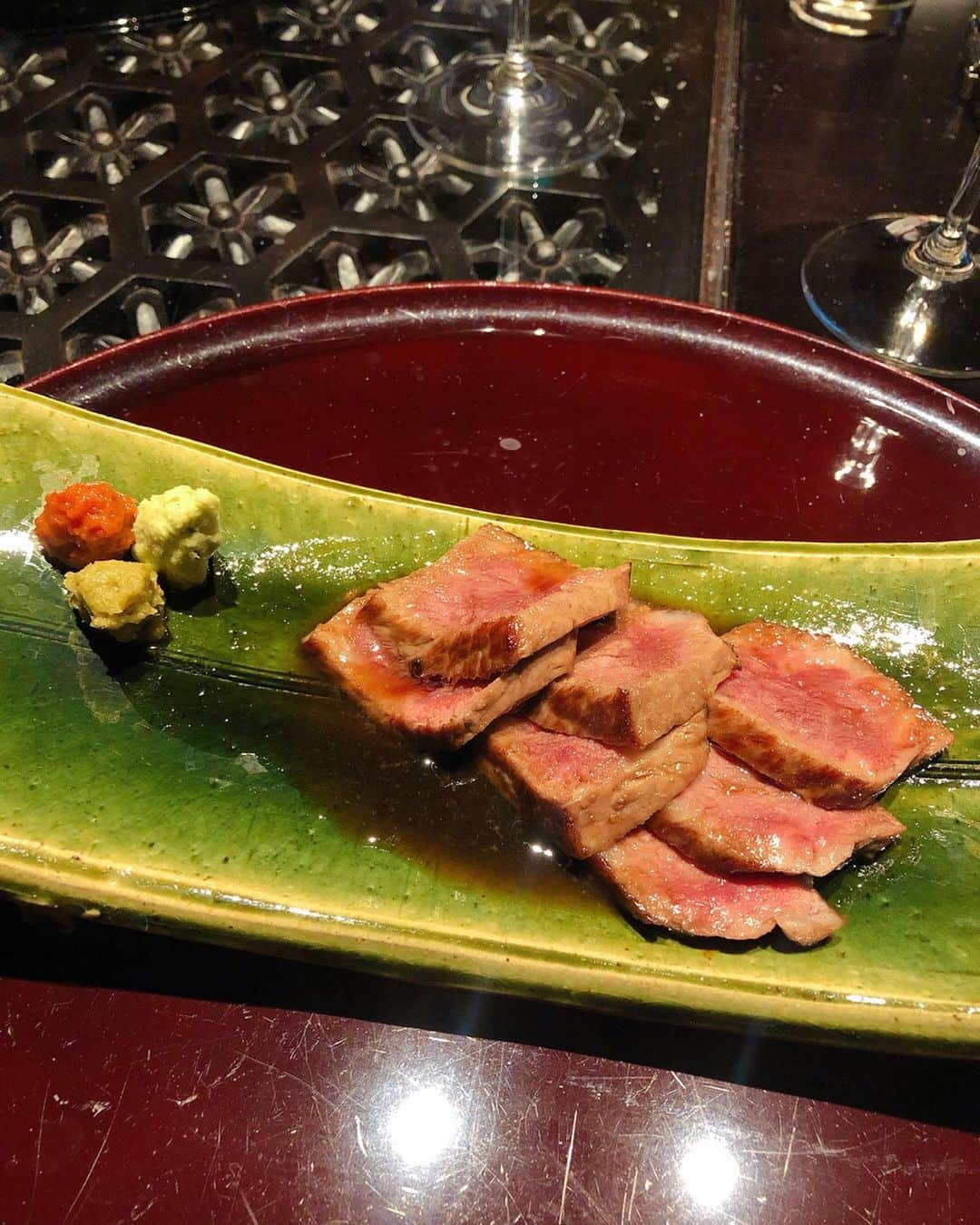 蜂矢有紀さんのインスタグラム写真 - (蜂矢有紀Instagram)「👨‍👩‍👧♨️🐚🥩 ・ お部屋で気兼ねなく美味しい お食事も堪能しました🥺🙏💖 ・ はぁ🥺また温泉行きたい🥺← 温泉に入りながらも♨️娘の マシンガントークは炸裂 しすぎて🗣w あまりゆっくりは 入れないのだけど🤫w まぁそれも幸せなこと🤣💓 ・ #神奈川県 #箱根 #温泉 #金乃竹 #金乃竹仙石原 #金乃竹スイート #煌 #竹取物語 #かぐや姫 #🎋 #客室露天風呂 #お部屋食 #♨️ #創作和食 #鮑 #但馬牛ステーキ」2月12日 12時30分 - yuki.h1218