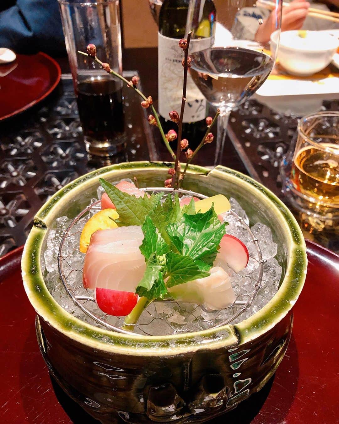 蜂矢有紀さんのインスタグラム写真 - (蜂矢有紀Instagram)「👨‍👩‍👧♨️🐚🥩 ・ お部屋で気兼ねなく美味しい お食事も堪能しました🥺🙏💖 ・ はぁ🥺また温泉行きたい🥺← 温泉に入りながらも♨️娘の マシンガントークは炸裂 しすぎて🗣w あまりゆっくりは 入れないのだけど🤫w まぁそれも幸せなこと🤣💓 ・ #神奈川県 #箱根 #温泉 #金乃竹 #金乃竹仙石原 #金乃竹スイート #煌 #竹取物語 #かぐや姫 #🎋 #客室露天風呂 #お部屋食 #♨️ #創作和食 #鮑 #但馬牛ステーキ」2月12日 12時30分 - yuki.h1218