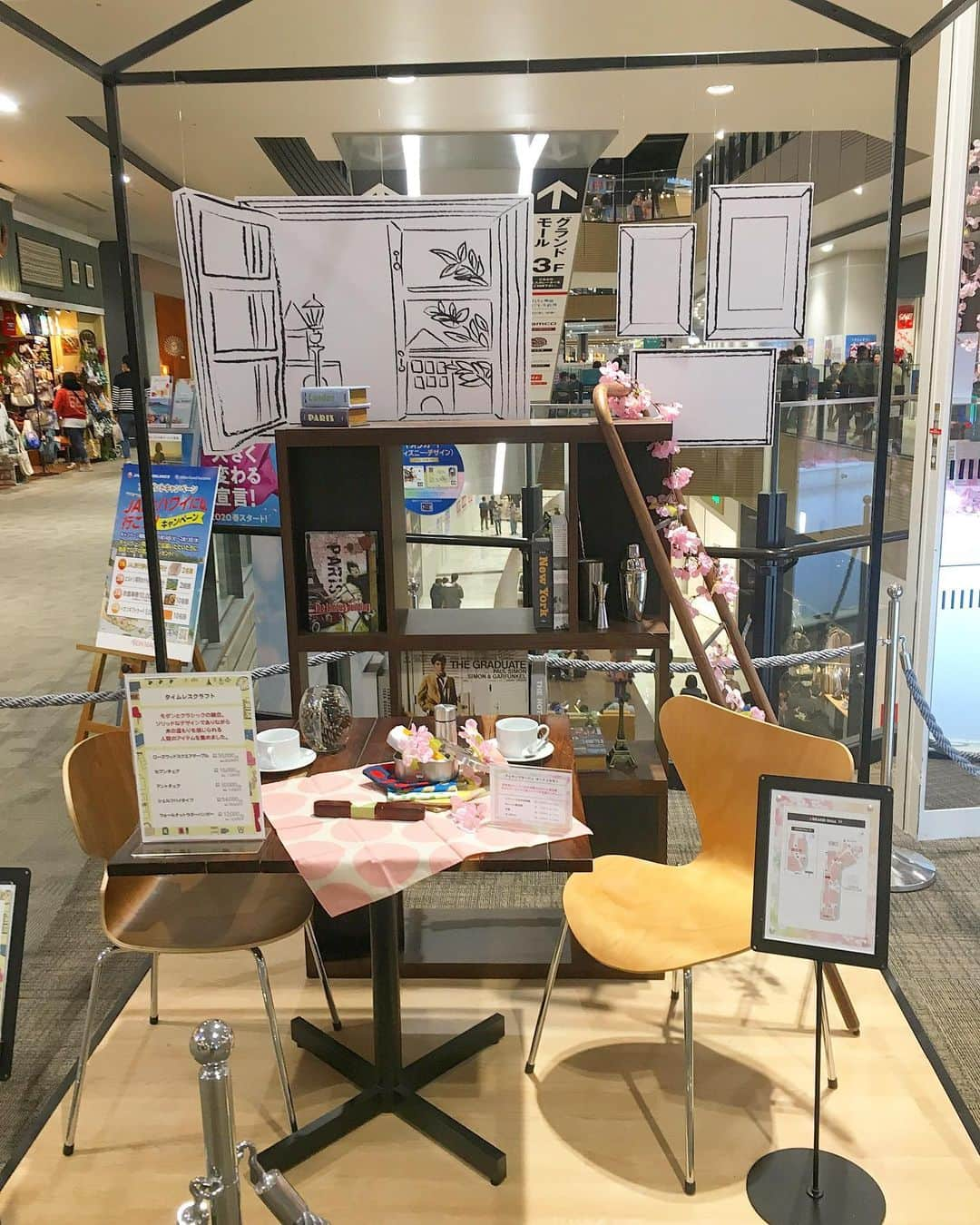 TIMELESS CRAFTのインスタグラム：「こんにちは。TC幕張です。 タイムレスクラフト幕張店はイオン幕張新都心のグランドモール2階にありますが、この度、2階の共有通路（ACTUSさん前）にディスプレイ提供させていただきました！😍 ・ モダンとクラシカルを融合し、当店らしく木のぬくもりを感じられるお品物でコーディネート致しました。もちろんすべて販売中ですので、気になるお品物がありましたら、お気軽に当店スタッフにお問い合わせくださいませ。店舗もディスプレイの後方、徒歩10秒😄です‼️ ・ さてイオンカードご利用でのキャッシュレスでお得キャンペーン。当店も対象店舗でございます。😳最大5%還元というお得なキャンペーンとなりますので、こちらも是非ご利用くださいませ。👍 皆様のご来店を心よりお待ちしております‼︎(^-^)/ #timelesscraft #タイムレスクラフト #家具#インテリア#ソファ#ダイニングテーブル#チェア#シェルフ#ラダーハンガー#デザイナーズ家具#イオン幕張新都心#リプロダクト#セブンチェア#アントチェア#アルネヤコブセン#インダストリアル#グランドモール#幕張#千葉#海浜幕張#イオンカード#キャッシュレス#キャッシュレス還元 #キャッシュレス還元対象店舗」