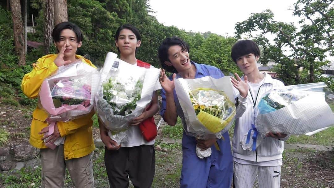 日本テレビ 深夜ドラマ「簡単なお仕事です。に応募してみた」のインスタグラム：「‪#簡単なお仕事ですに応募してみた‬﻿ ‪㊗️DVD&Blu-rayBOX発売日🎉‬﻿ ‪イェーイ！！‬﻿ ﻿ ‪手に取ってくださった #ヤバ怖ファミリー の皆様ありがとうございます✨‬﻿ ‪これからの方も一緒に #鳥肌の立つ毎日過ごそうぜ #人生イージーモード‬﻿ ﻿ ‪特典映像ダイジェストも公開中です‼️‬﻿ @シンドラ公式チャンネル このInstagramプロフィールのリンクをクリック👆﻿ ﻿ ‪#SnowMan⛄❄‬﻿ #岩本照 #ラウール #渡辺翔太 #目黒蓮﻿ #POPUPSHOPにいくだけの簡単なお仕事です﻿ #渋谷ヤバ怖ツアー」