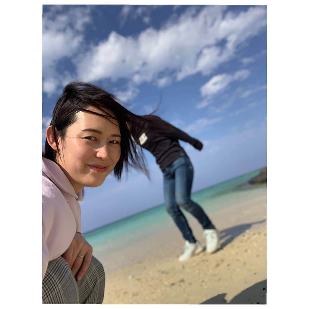 大山未希さんのインスタグラム写真 - (大山未希Instagram)「🏖️ ①ジャンプしたのにポートレートにされてるし(笑) ②なんか頭にすいこまれたみたいになってるし(笑) ③やっと成功 ④まぶしすぎて風強すぎてやっととれた ⑤ホロホロおいしい豚骨定食 #徳之島 #遊びじゃないよ #ちゃんとお仕事したよ ↓」2月12日 12時40分 - miki_oyama1003