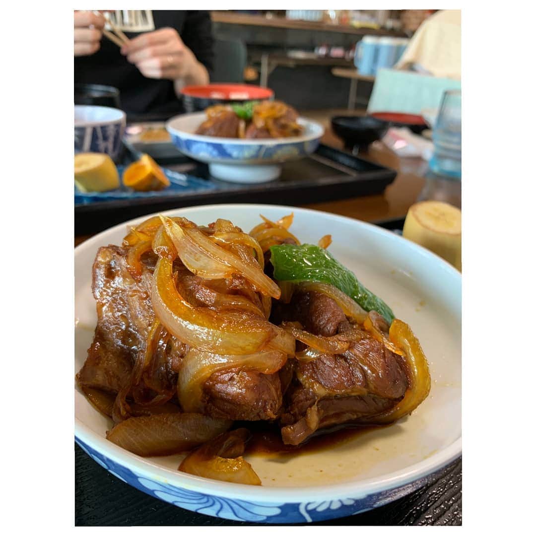 大山未希さんのインスタグラム写真 - (大山未希Instagram)「🏖️ ①ジャンプしたのにポートレートにされてるし(笑) ②なんか頭にすいこまれたみたいになってるし(笑) ③やっと成功 ④まぶしすぎて風強すぎてやっととれた ⑤ホロホロおいしい豚骨定食 #徳之島 #遊びじゃないよ #ちゃんとお仕事したよ ↓」2月12日 12時40分 - miki_oyama1003