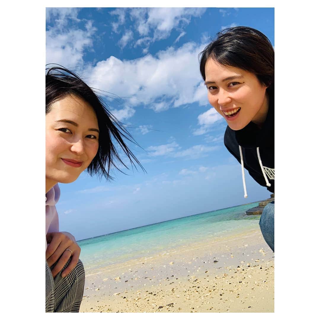 大山未希さんのインスタグラム写真 - (大山未希Instagram)「🏖️ ①ジャンプしたのにポートレートにされてるし(笑) ②なんか頭にすいこまれたみたいになってるし(笑) ③やっと成功 ④まぶしすぎて風強すぎてやっととれた ⑤ホロホロおいしい豚骨定食 #徳之島 #遊びじゃないよ #ちゃんとお仕事したよ ↓」2月12日 12時40分 - miki_oyama1003