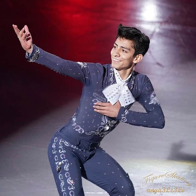 Donovan Carrillo Suazoのインスタグラム：「Ya estoy en casa después de haber participado en el ISU Four Continents of Figure Skating Championships 2020 y estoy muy orgulloso del resultado obtenido gracias a todo el trabajo, dedicación y pasión que ponemos todo mi equipo multidisciplinario día con día. Definitivamente hay muchas cosas por mejorar y prometo trabajar aún más para alcanzar nuevos objetivos. Así mismo quiero agradecer @codejal  @conadeoficial  @cmteolimpicomex  Y a todos mis patrocinadores por su confianza y apoyo en mi carrera deportiva ya que son un factor clave para lograr que todo funcione. Por último, quiero agradecer a todas las personas que me apoyan y siguen mi carrera de cerca. Estoy muy agradecido con cada uno de ustedes y verdaderamente aprecio todo lo que hacen para apoyar mi carrera y motivarme a ser un mejor patinador. Por eso, gracias a ustedes por siempre estar ahí. #UpAgain - - - - - I am finally at home after comepting in the ISU Four Continents of Figure Skating Championships 2020 and I am very proud of the result I got thanks to all the work, passion and effort that my multidisciplinary team and I have put into this dream.  There are many things to improve and I promise to work even harder to set and achieve new goals. I also would like to thank @codejal  @conadeoficial  @cmteolimpicomex  And all my sponsors for their confidence and constant support in my sports career, as they are pivotal in making everything work. Finally, I want to thank all the people who follow my career. I'm grateful for all of you and I really appreciate everything you guys do to support my career and motivate me to be better skater. So, thank you all for always being there.  Credits 📸: @anya3lz3lo  #UpAgain」