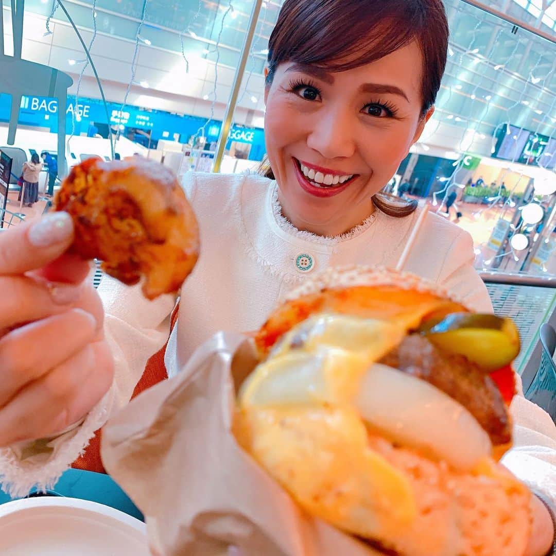 重太みゆきさんのインスタグラム写真 - (重太みゆきInstagram)「久々のボリュームチーズバーガー🍔🧀💕 最近、知恵しぼり過ぎて頭カチカチ状態で投稿する余力もなかったっ💦大好きな空港✈️でチーズバーガー食べて、また元気モリモリがんばりまーす！#重太みゆき #印象評論家 #印象道 #チーズバーガー #upperdecktokyo #羽田空港第2ターミナル」2月12日 12時46分 - shigetamiyuki