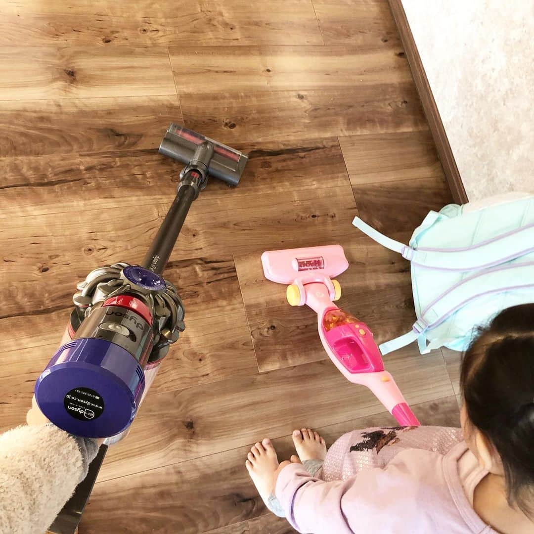 秋定麻紀子のインスタグラム：「軽量掃除機買おうかな（笑） オモチャじゃもったいないくらいお掃除好き。 洗濯物たたんだり、床ふいてくれたり。 自分のオモチャを片付けるのは苦手ですが（笑） #肌着は大体後ろ前反対 #ダイソン掃除機 #ダイソン @dyson #dyson  #チビの掃除機は #トイザらス」