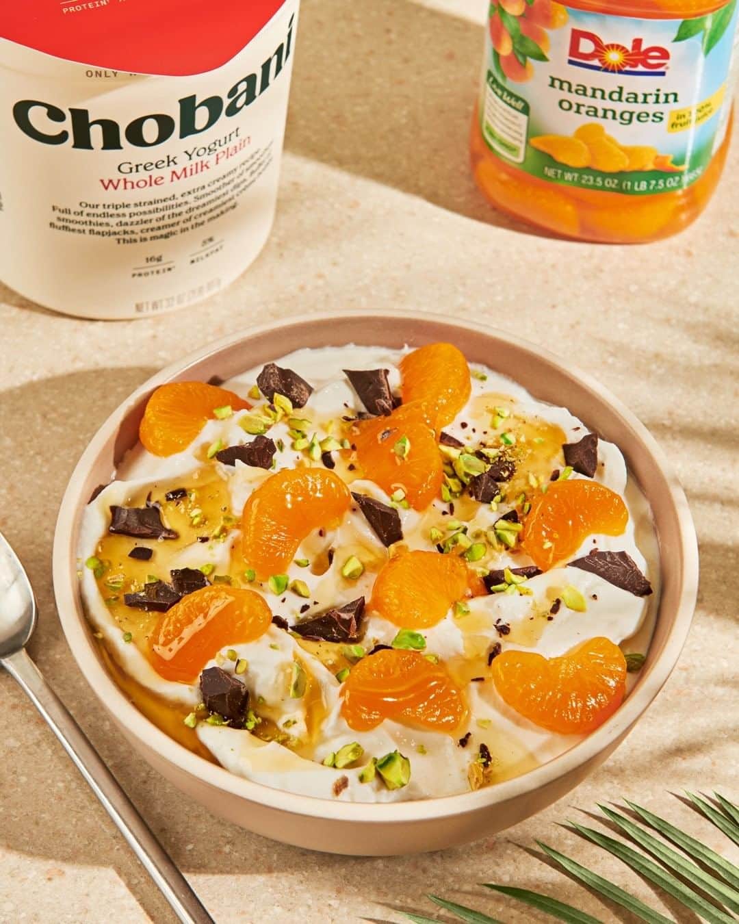 のインスタグラム：「This might just be the perfect snack. Creamy Chobani Greek Yogurt, brightened by nutritious, delicious @dolesunshine mandarin oranges. Top with toasted pistachios, rich dark chocolate, and a drizzle of honey. It’s deliciously simple, and simply delicious. Tried it? Liked it? Let us know!」