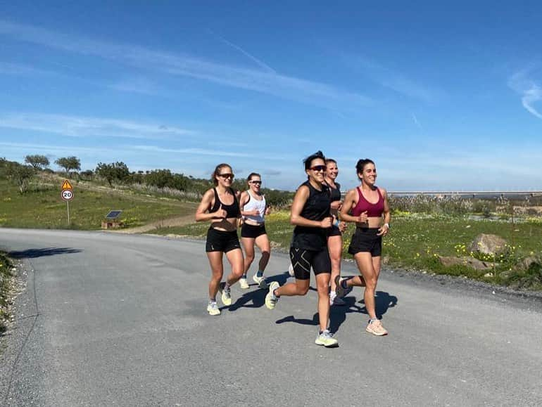 高橋侑子さんのインスタグラム写真 - (高橋侑子Instagram)「Threshold Tuesday 🔥 Pretty happy to be back to work with friends and the sun 🙌 #thetriathlonsquad #happytraining 📷 @jeannelehair チームメイトと共に切磋琢磨しながら練習出来る幸せ😎 シーズンインも刻々と近づいています☀️ #トライアスロン #毎日コツコツ」2月12日 4時05分 - yuko_takahashi8