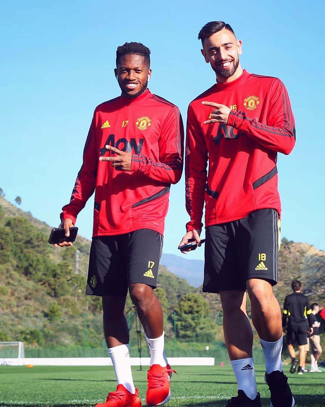 マンチェスター・ユナイテッドさんのインスタグラム写真 - (マンチェスター・ユナイテッドInstagram)「✌️ Smiles all round in Spain 🤙 #MUFC #Fred #BrunoFernandes」2月12日 4時17分 - manchesterunited