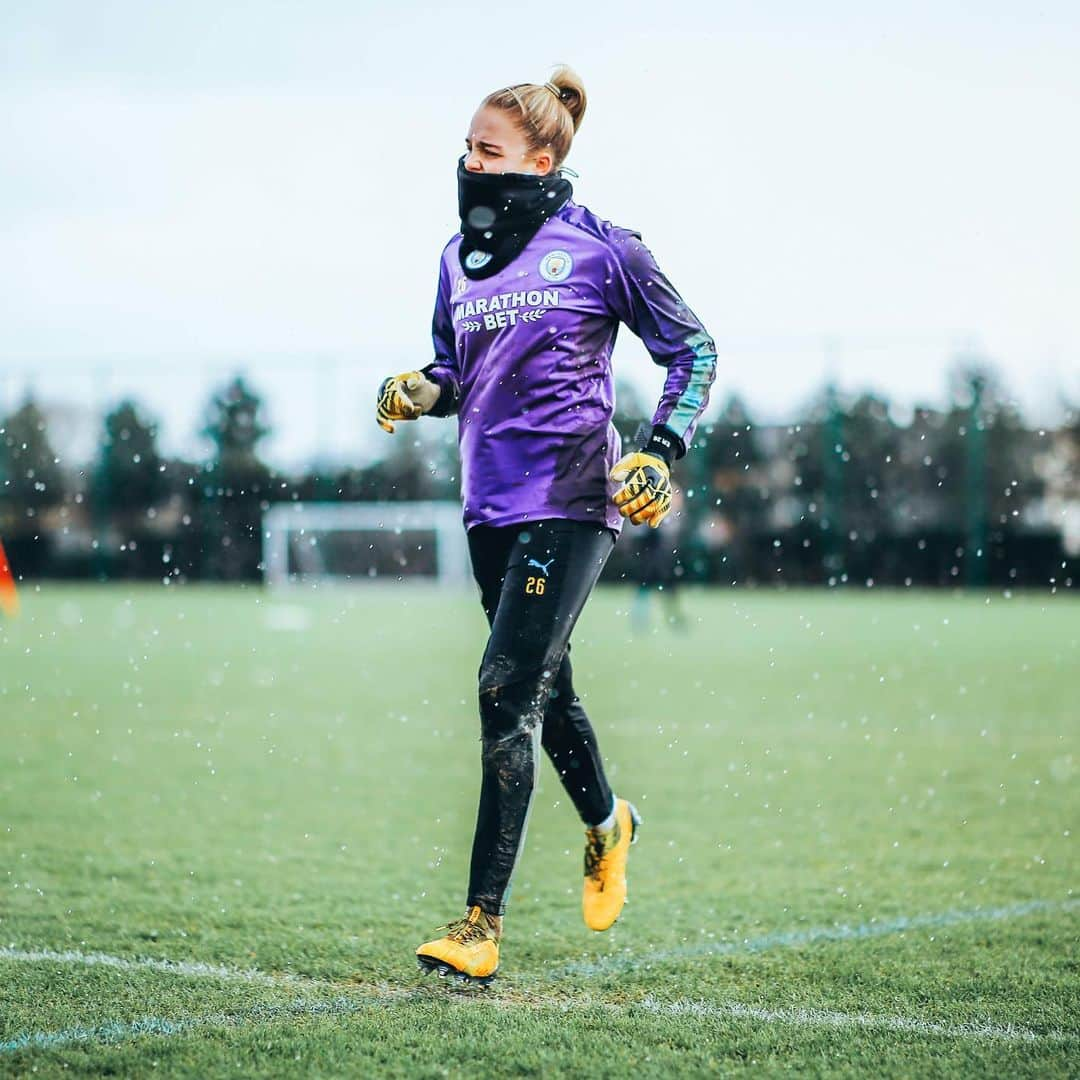 マンチェスター・シティFCさんのインスタグラム写真 - (マンチェスター・シティFCInstagram)「Whatever the weather! 💪 . #mancity」2月12日 4時31分 - mancity