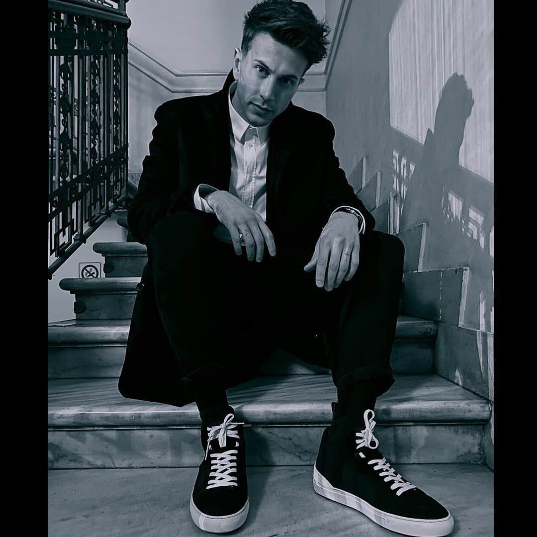 フェデリコ・ベルナルデスキのインスタグラム：「Black&White inside ⚫️⚪️ #noway #beyourself #finoallafine」
