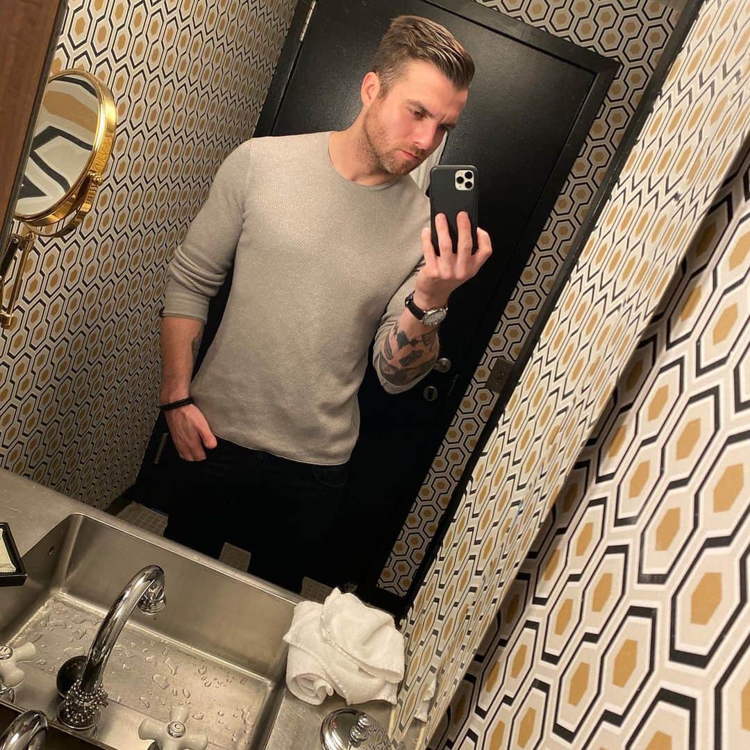 リアン・ドーソンのインスタグラム：「definitely worried that selfie posting will ruin my instagram aesthetic but also realizing i truly hate myself for even having that thought.  AESTHETIC BE DAMNED (sorry @nolanknight )」
