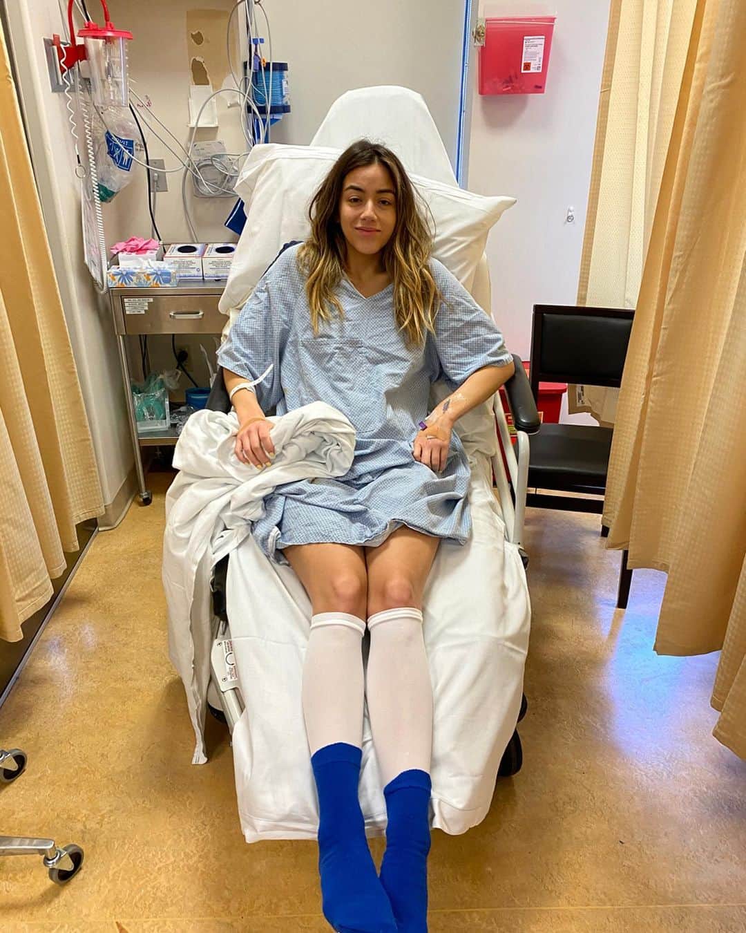 クロエ・ベネットのインスタグラム：「So last Friday I got surgery to help treat my Endometriosis, a disease I have been quietly suffering from since before I can remember. I wasn’t going to post about this because it’s all very personal, and well, honestly because this is about a “feminine health issue” ... and even now, writing this out makes me feel... slightly embarrassed and uncomfortable, and I hate that. Because that feeling of embarrassment is the exact reason why so many women don’t seek out treatment. The shame that surrounds most women’s health issues often fuels the voices in our heads that tell us we are somehow “over reacting” or “shouldn’t be taken seriously”. It trickles down into how we are treated in the work place, into what is covered by insurance, and notably, how heath care professionals treat us. It took me many years of trying different doctors, late night google searches, and just believing that being in a severe amount of pain ALL the time WAS NOT normal and doesn’t have to be to get treatment. It took finding an incredible doctor who could not only validate my symptoms with an immense amount of knowledge on the disease, but most importantly she encouraged me to be absolutely shameless about it. It’s a luxury to not feel shame about something after so long. Ultimately I’m sharing this because so much of what has helped me over the past 10 years has been the small little blogs or the random articles, the Endo Instagram accounts, or the Lena Dunham’s of the world (she is a BADASS) sharing their stories, despite what it must look like to everyone else. Whether it’s Endometriosis, PCOS, hormone imbalances, dealing with the insane side effects of birth controls, GIVING (Fucking) BIRTH, or just a regular old period, I feel like we need to talk about it. Normalize the conversation. Feel no shame. No more passing tampons in our sleeves or under the table so the boys don’t see, that shits whack. So yeah, I guess I’m  speaking about this now because my instinct has always been to act like it’s no big deal, tolerate the pain  and just not talk about it.  So this is me talking about it. (And also despite being high as a kite, I looked cute in these compression socks)」