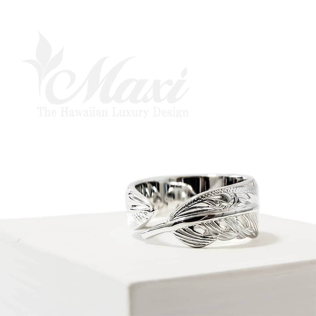 のインスタグラム：「Maxi's feather ring engraved Hawaiian design🤙🌈🤙🌈✨ #maxi #maxihawaiianjewelry #hawaiianjewelry #hawaiianheirloom #engraving #hawaii #hawaiian #ring #feather #featherring #マキシ #マキシハワイアンジュエリー #ハワイアンジュエリー #ハワイ #ハワイアン #リング #指輪 #フェザー #フェザーリング」