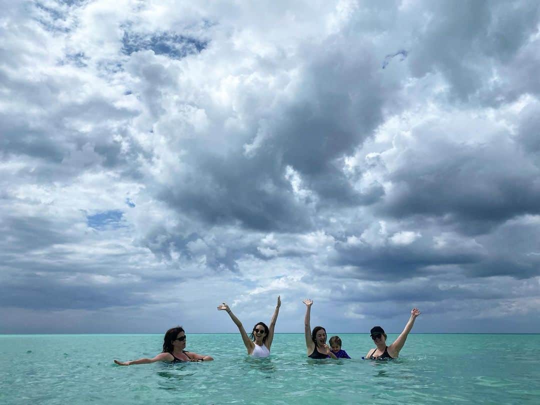 パトリック・J・アダムスのインスタグラム：「The family that oceans together... @casadecampodr & @howelltalentrelations #casadecamporesort & #DominicanRepublic  #travelpartner」