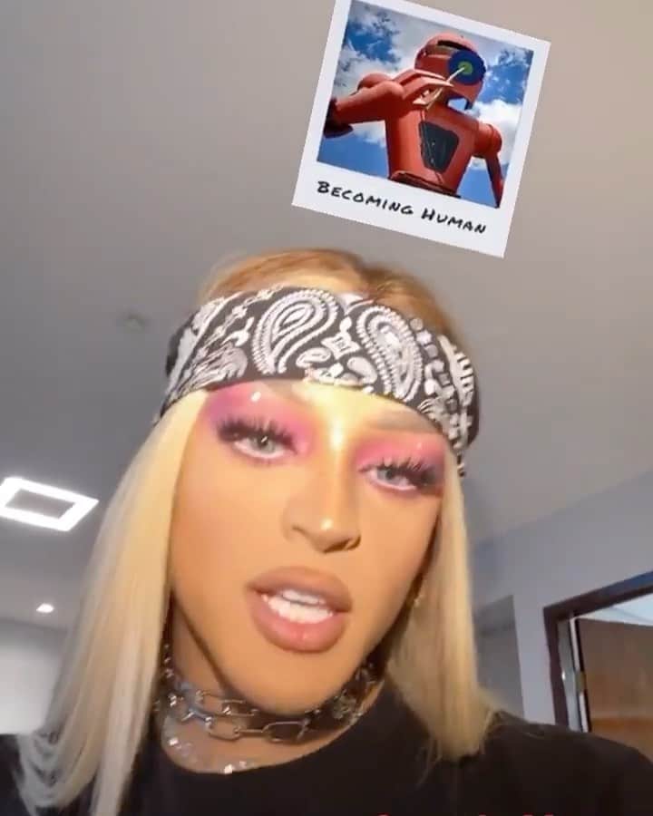 コーチェラのインスタグラム：「Are you Becoming Human or are you Spectra? 🤖 Try the Desert Art filter to discover your inner Coachella art piece. @pabllovittar @instagramber」