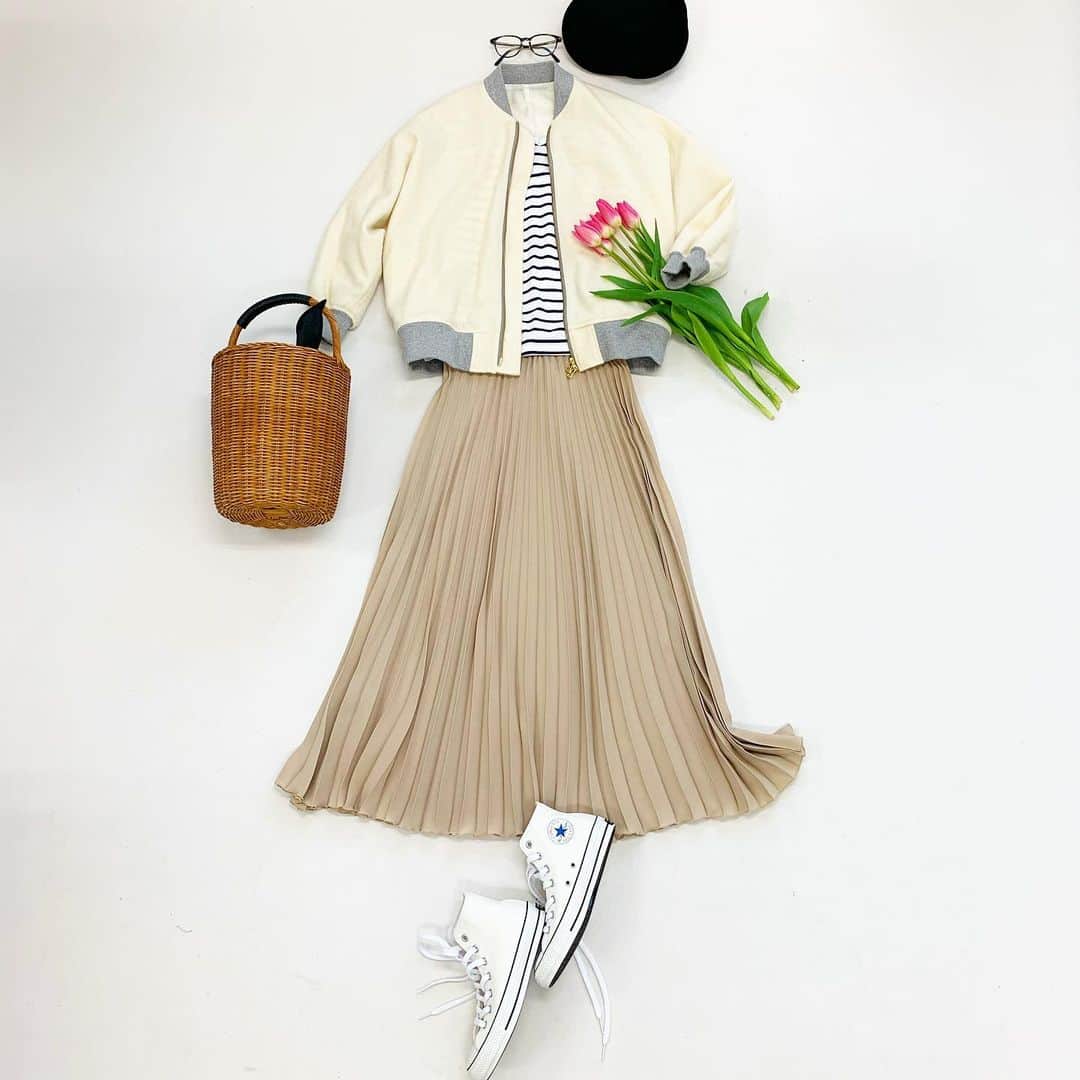 Couleureのインスタグラム：「今週はポカポカ気温に なるらしいですね🌷 春支度もそろそろ 始めたいですね😊 プリーツスカートキットご予約 本日午前9時までです お待ちしています ・ ・  #sewing #手作り #型紙　#ハンドメイド大人服#クルールパターンファブリック#洋裁#instafashion#handmadeclothes #instasewing#handmadewardrobe #置き画#置き画くら部 #couleurehandmade #couleure #couleurepatternandfabric #japanesesewingpatterns #memade #handmadewardrobe #sewcialists #indiesewingpatterns」