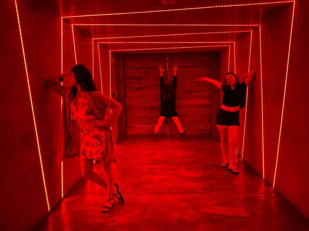 パトリック・J・アダムスのインスタグラム：「Did we go to the club on a Sunday night? Yes. Were we the only people there? Maybe. Did we throw down and dance and rock a photo shoot? Obviously.  @casadecampodr & @howelltalentrelations #casadecamporesort & #DominicanRepublic  #travelpartner」