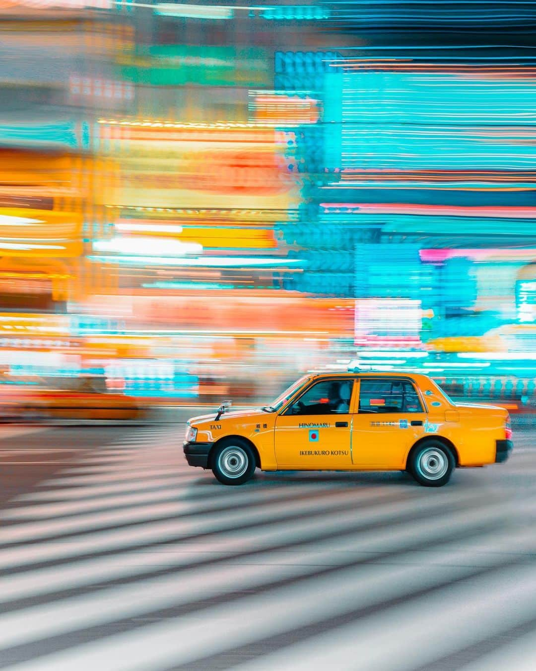 リリー＝ローズ・メロディさんのインスタグラム写真 - (リリー＝ローズ・メロディInstagram)「Vibrant Tokyo 🚖 // I’ve been wanting to try one of those panning shot for quite a while and what a better place than vibrant Tokyo to finally do so?! Let's say it’s not bad for a « first» 😎 // Shot on Nikon Z 50 with a 16-50mm f/3.5-6.3 lens @nikonfr #Zcreator #MasterTheLight .  Voilà maintenant un moment que j’avais envie d’essayer la technique du « panning » et Tokyo s’y prêtait tellement 🙌🏻 Disons que ce n’est pas si mal pour une «première » 😎 #lilyintokyo」2月12日 6時31分 - lilyrose