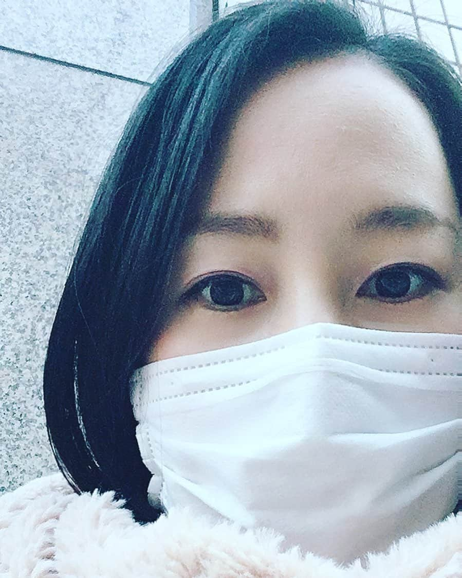 中嶋佳子のインスタグラム：「おはようございます☆アップすぎてすみません。。。朝から現場入りです。早く着きすぎてロケバス待ち（´-`）空が明るくなるのが少し早くなった気がする(^^) . . . 核家族だからこそ起こる、色々な問題。お仕事と子育ての両立がどれほど大変なものなのか毎回痛感する。今日の現場に来れたのは、本当に色々な人たちのおかげ。感謝してもしきれない！気を引き締めて行ってきます！ . .  #中嶋佳子 #女優 #役者 #actor @yoshiko_world #japaneseactors #早朝 #現場 #ロケバス待ち #マスク女子 #子育てと仕事の両立 #感謝しかない」