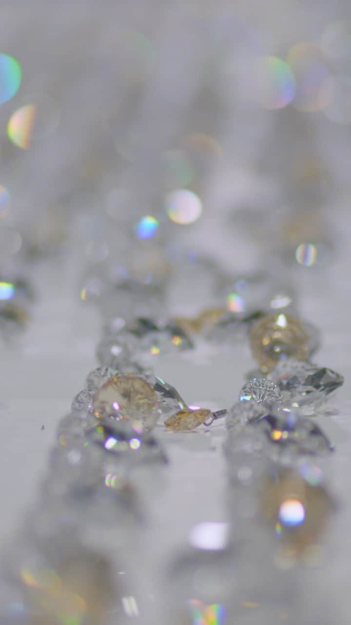 のインスタグラム：「40,000 #Swarovski crystals shimmer on the #Oscars stage, “Crystals imbue the design with the floating, magical sense of possibility,” set designer, @jasonsherwooddesign , commented on his stunning idea. “They bring an almost kaleidoscope wonder to a stage and a year of movies that celebrate the human experience.” #SwarovskiCreativeCollaborations」