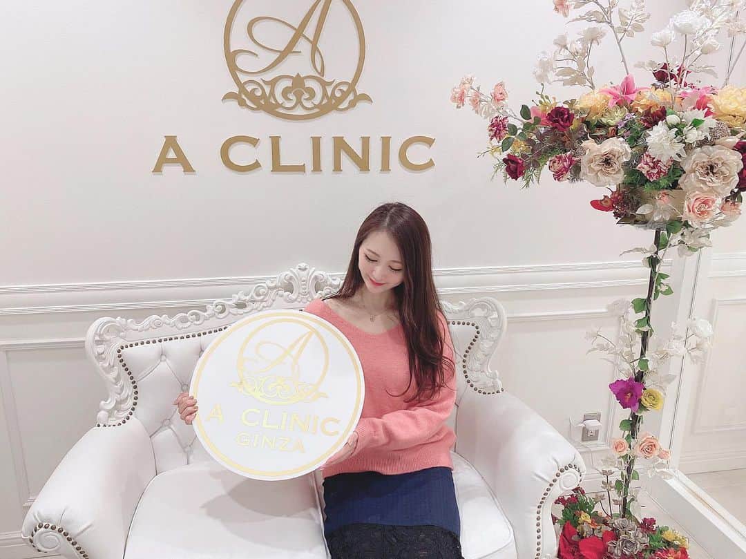 のインスタグラム：「先日、@a_clinic_ginza にて Aスレッド受けてきたよ😊✨ すごくフェイスラインがすっきりして、 長年の丸顔の悩みが解消されました☻ ・ 施術自体はほんの15-20分ぐらいで済むし、 エステとかマッサージにはないほど効果的なのに、直後からメイクもできて日常生活に何の支障もなかったよ（人によっては、稀に内出血があったり、痛みがあったりすることもあるようです⚠️） 担当の#山崎香名 先生 @dr_kanayamasaki がすごく丁寧に説明してくださり、安心して受けることができたよ。 院内も本当にキレイで細部まで可愛い世界観であふれてるし、山崎先生をはじめ、コンシェルジュさんもナースの皆様も本当に優しくてホスピタリティに溢れてるからAクリニック大好きです♥︎ ・ #aスレッド #aclinic #aclinic銀座 #aクリニック #美容 #小顔 #美肌 #リフトアップ #美容外科 #美容皮膚科 #美容クリニック」