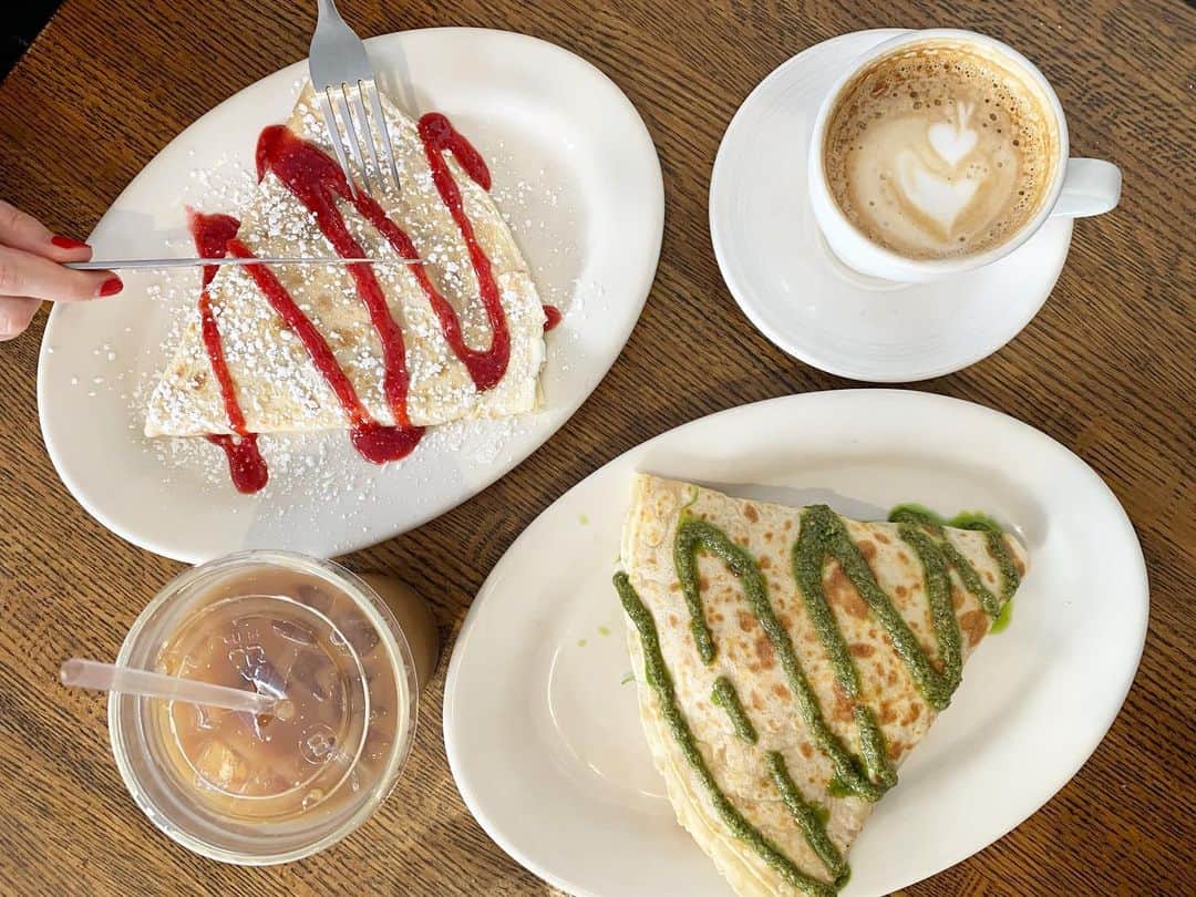 早川茉希さんのインスタグラム写真 - (早川茉希Instagram)「🦪🦞☕️ ・ 何人かお友達がおすすめしてくれて すっかりお気に入りになったカフェ☕️ 📍Tatte Bakery&Cafe  ボストンにしかないという特別感✨ １枚目のShakshukaも美味しいし、 ナッツがゴロゴロ入ったタルトも コーヒーと合って最高でした🥺👍🏻 二日連続行った❣️ ・ 初日の夜は、ボストン留学中の はやみちゃんも来てくれて楽しい女子会🦪😍 📍Island Creek Oyster Bar(pic3〜6)  Brunchで行った地元の人に人気のクレープ屋さん☕️💓 📍Neighborhoods Coffee&Crepes(pic7、8)  二日目の夜、夫と夫の友人ファミリーに合流してディナー🍽☺️ 📍Legal Sea Foods(pic9、10)  他にも気になるお店がたくさんあった🥺 連日大好きなオイスターが食べられて幸せでした🤤  #boston #triptoboston #tattebakery #oysters #ボストンカフェ #ボストン旅行 #ボストン留学 #日本人たくさん #オイスター大好き #過去2回食当たりしても #食べ続ける強い心w #アメリカ生活 #アメリカ国内旅行 #シカゴ友達 #女子旅 #旅行好きな人と繋がりたい」2月12日 7時20分 - maki_hayakawa