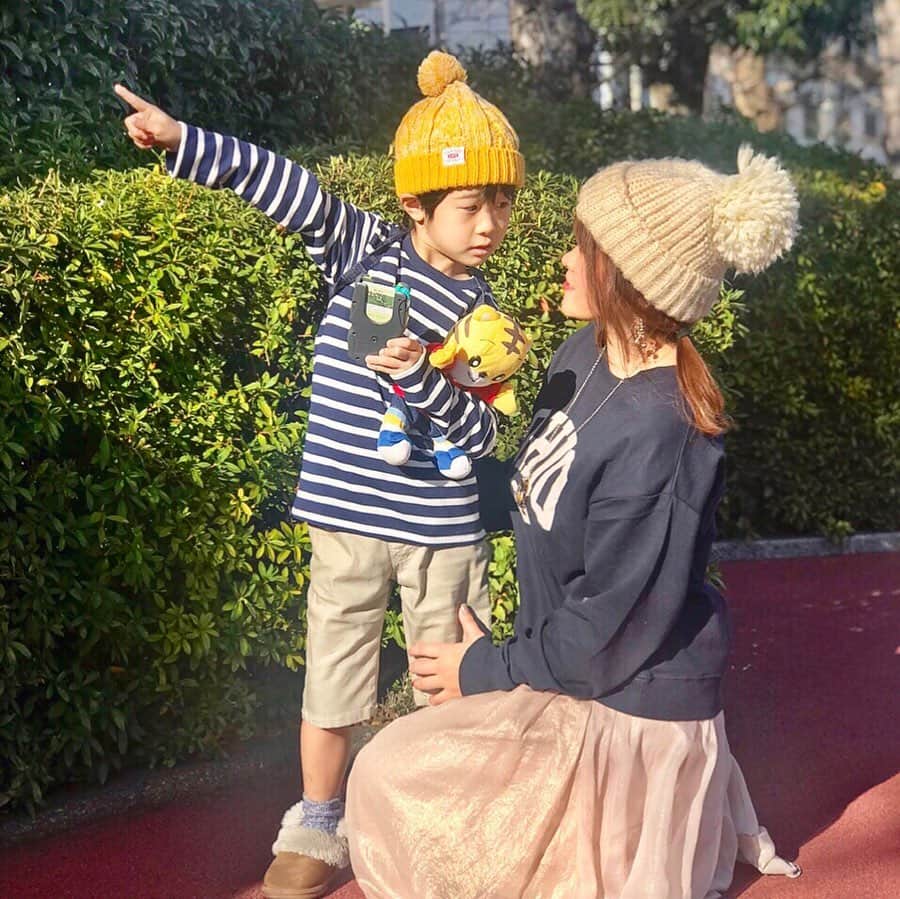 のインスタグラム：「仕事をしていると、  子供とのゆっくりした時間を  なかなかとれないことに  罪悪感を覚えることがあります。 。 ・ ・  仕事のあとに、  慌ててお迎え行って、  バタバタとご飯つくって、お風呂入れて・・・。 ・ ・ ・  私が想像していた理想のお母さんとかけ離れていて、  ほぺたろうに何もしてあげれていないけど、 ・ ・  #こどもちゃれんじ は続けてて  良かったと思います♥️ @kodomochallenge ・ ・ ・  ほぺたろうが１才の頃から  続けてる#こどもちゃれんじ 。 (⇒その頃の懐かしいpicはスワイプで） ・  気づいたら、６才になってた😳‼️ ・ ・ ・  私のかわりに、ちゃれんじの教材が  色んなことを息子に教えてくれてることに  たまに気づかされることがあって、 ・ ・  お友達との「ごめんね」「いいよ」、 「かして」「どうぞ！」の上手なやりとりも  しまじろうが教えてくれた気がします。😌💗 ・ ・  我が家は一人っ子なので、  しまじろうにはほんとに助けられた‼️ ・ ・ ・  それから、ほぺたろうがお気に入りの  #エデュトイのおかげで、  私も知らない昆虫の名前を、  ほぺたろうが教えてくれたり。。 ☺️ ・ ・  単純な教材としてだけじゃなくって、  親子の間の濃い時間を提案してくれる  こどもちゃれんじには  本当に感謝してます・・・😌🙏💕 ・  親子の思い出がたくさん詰まってる☺️ ・ ・ ・  #濃い時間みつけ隊#こどもちゃれんじ #ベネッセ #PR  #子供 #子育て #子供のいる暮らし#しまじろう#親子#親子コーデ  #親子リンクコーデ#子育て日記#子育て記録#育児日記#育児記録  #男の子ママ#ママコーデ#キッズコーデ#mamagirl」