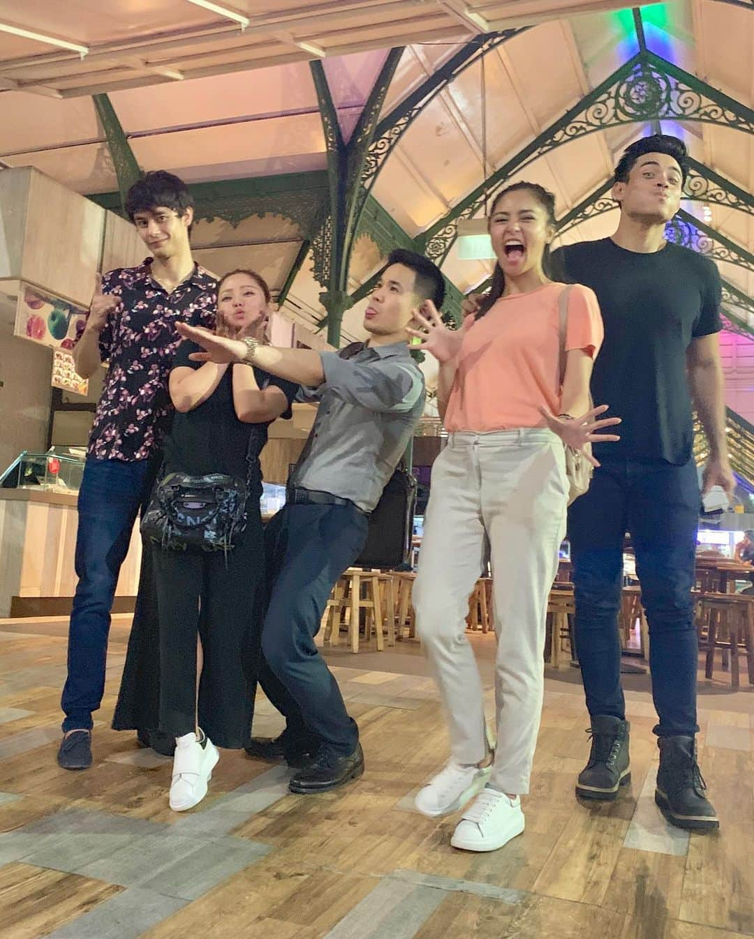 Kim Chiuさんのインスタグラム写真 - (Kim ChiuInstagram)「Remembering our shoot in Singapore!!!🇸🇬 watch out for my cousins acting debut later hehe wala siya magawa!😅 go jus!!! Chiu fam is proud of you!!!!👏🏼👏🏼👏🏼 watch out for our episode later after its showtime!!! #LTWTadhana last photo cute direk @jerlosin fighting the heat of the sun in SG! 🇸🇬 hehehe @justin.jove @xianlimm @kamchiu @tursdaza @dreamscapeph」2月12日 13時14分 - chinitaprincess